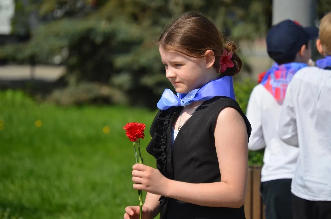 «КРАСНЫЕ ГВОЗДИКИ»🌺  Ученики нашей школы приняли участие в патриотической акции по возложению цветов