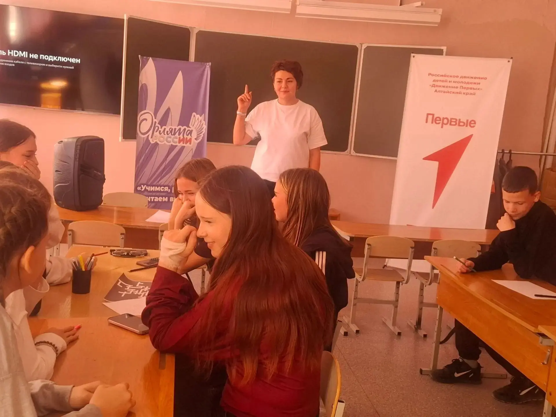 В Международный день музыки учитель музыки Бутов А. Ю. рассказал учащимся об истории во...