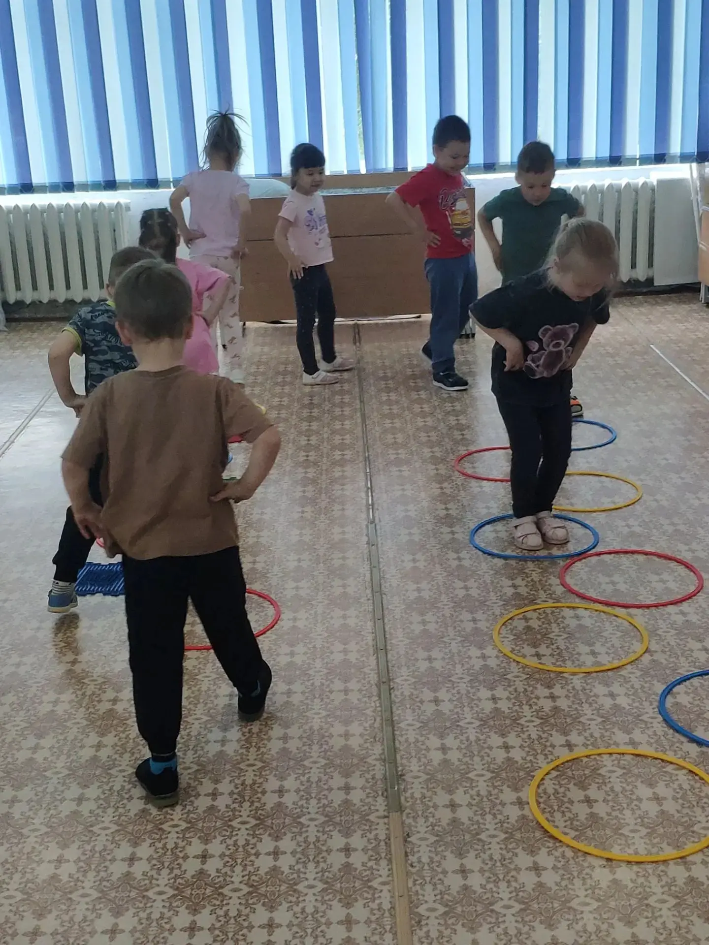 «Классики» — это отличная подвижная активность и способ  развлечься с детьми! Эта игра не требует  с