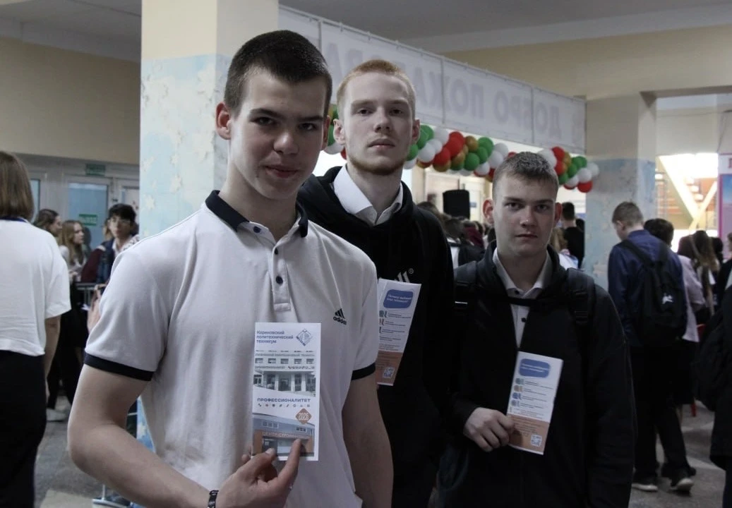 Зажигаем профессиональный интерес! Амбассадоры «Профессионалитета» на Ярмарке вакансий 🌟🛠  Всероссий