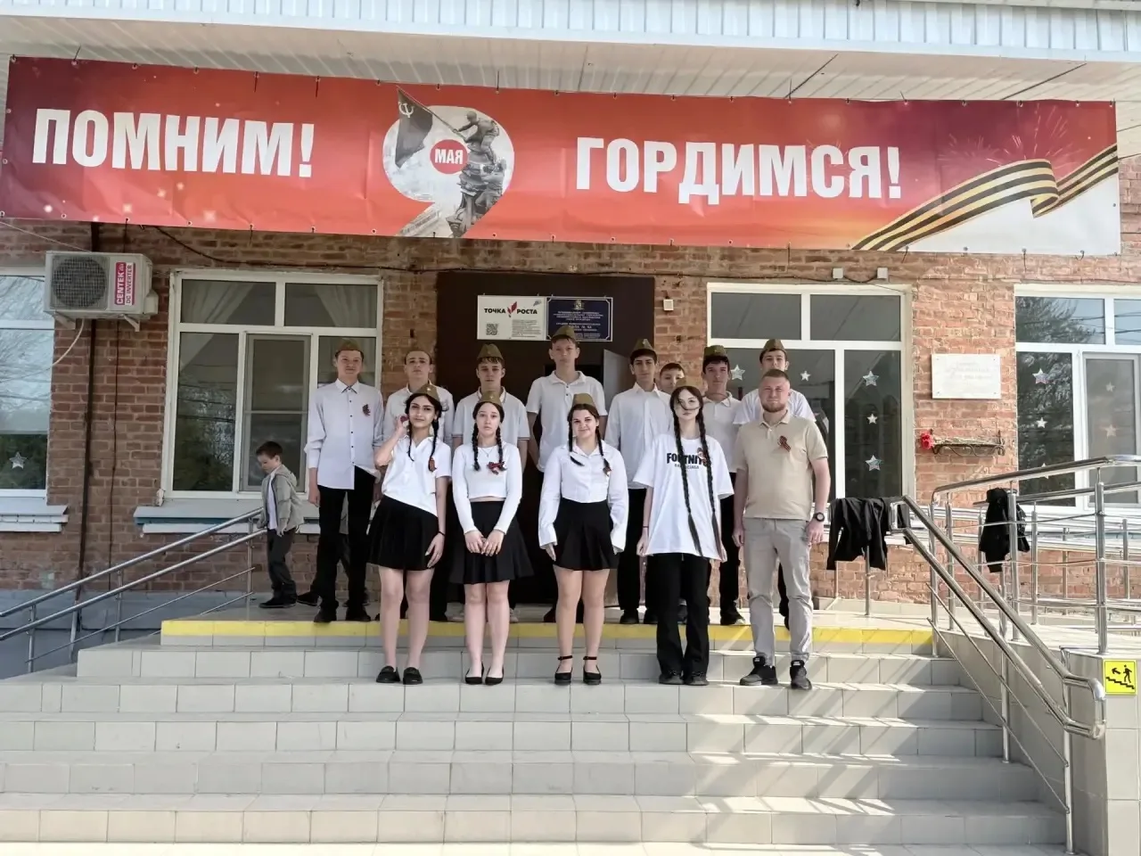 В нашей школе прошёл смотр строя и песни, приуроченный к 81-й годовщине Великой Победы 🇷🇺  В преддве