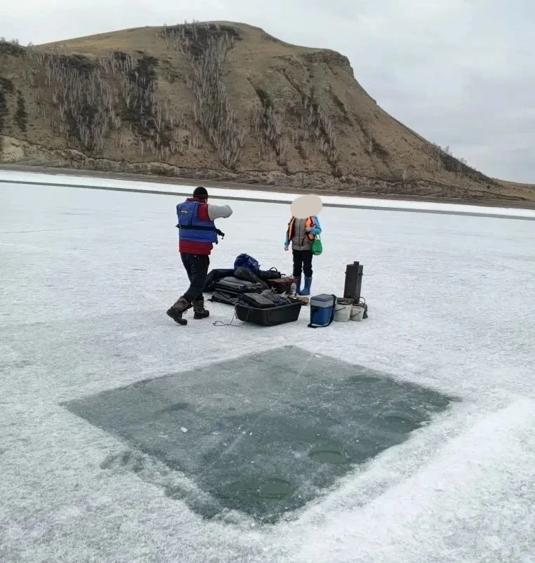 🎣‎Четверых рыбаков унесло на отколовшейся льдине в Красноярское море ‎ ‎В районе Лебяжьего тонкий ле