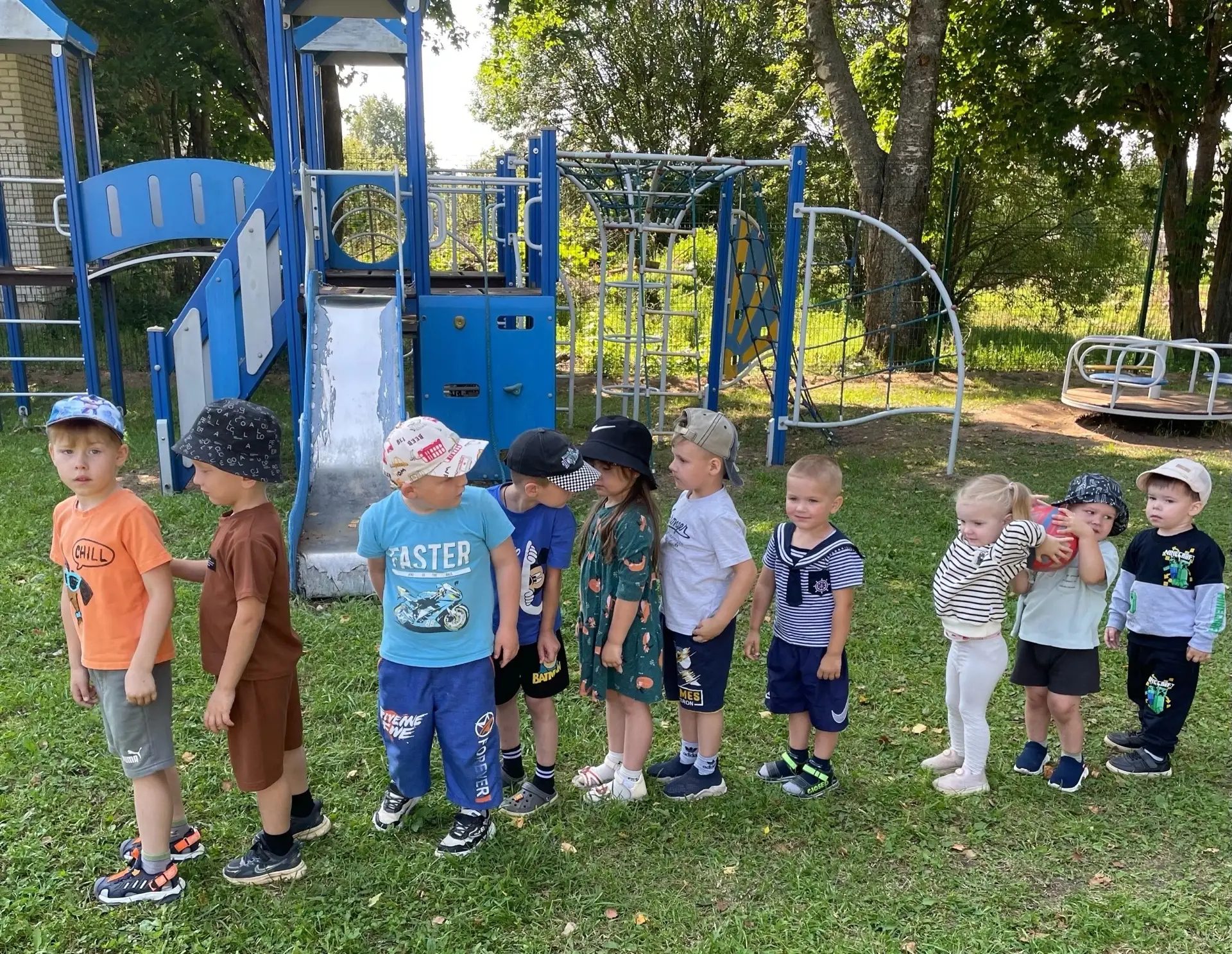 Круглый я, как колобок. 
У меня упругий бок. 
Весел очень и прыгуч, 
Долететь могу до туч! 
Жизнь, к