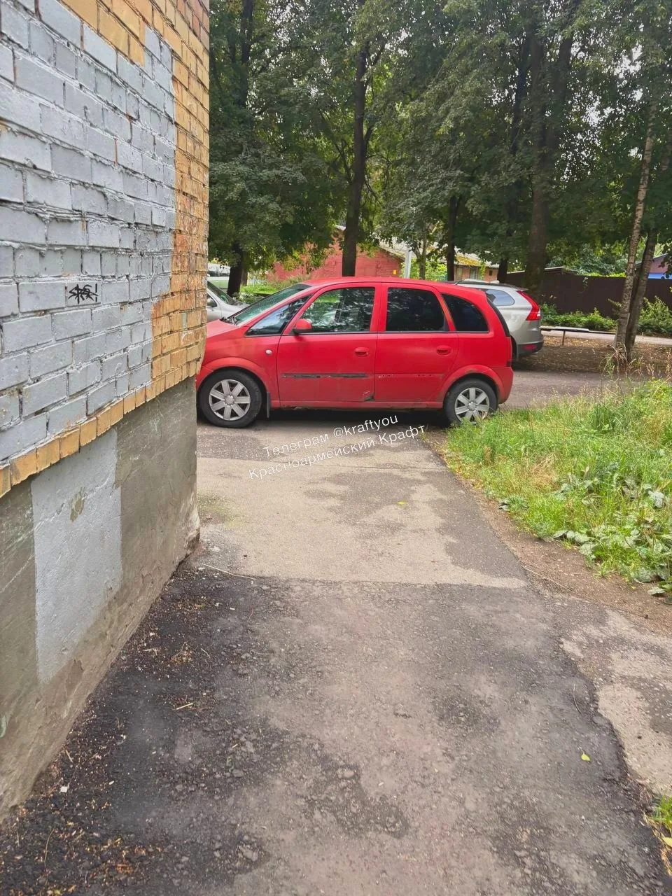 🚗 Какой-то умник бросил свою тачку прямо на тротуаре на Новой Жизни