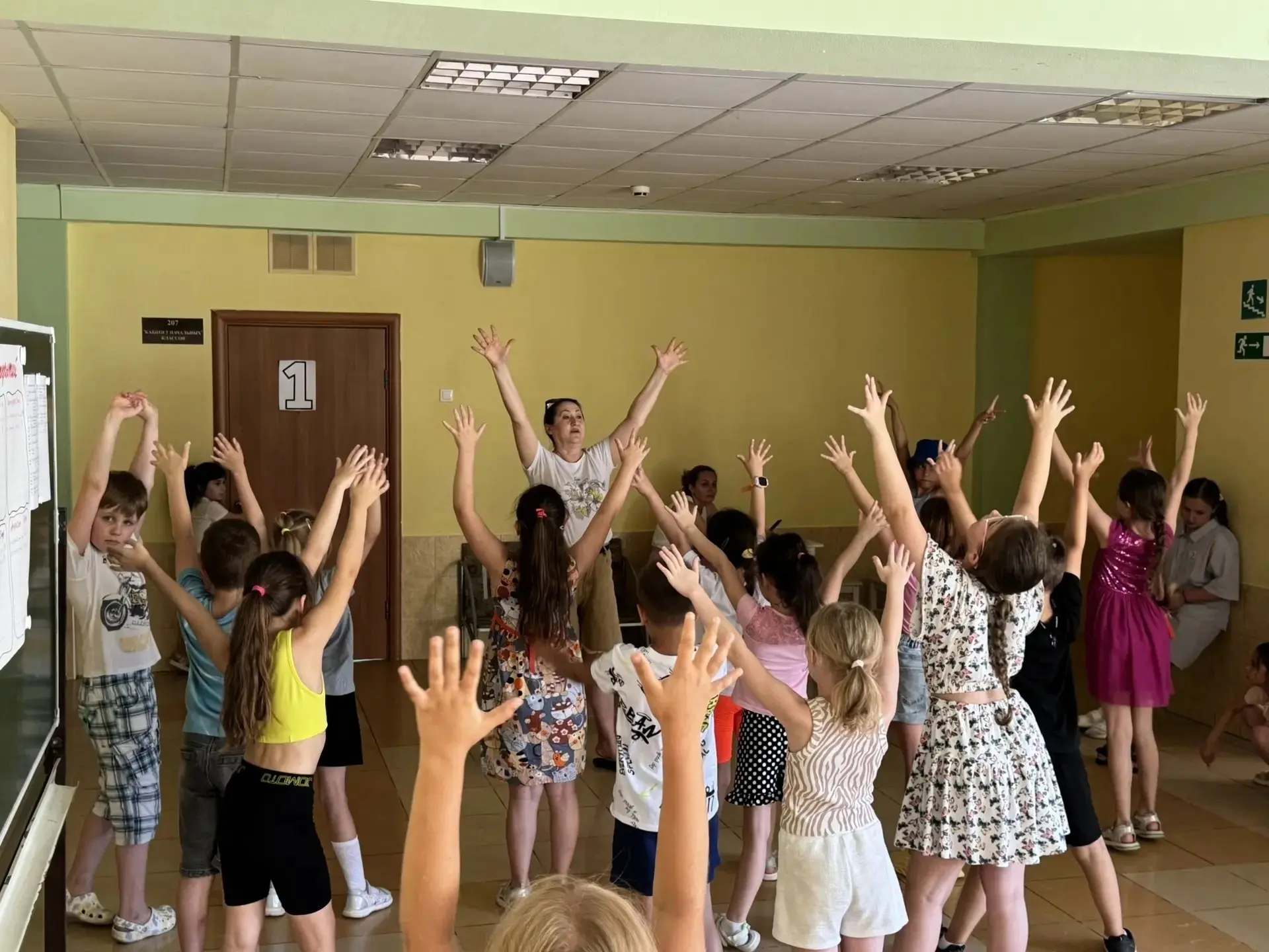 Дорогие друзья!
🤹В разгаре лето, а это значит, что в школе №75 вовсю кипит жизнь! На базе школьного