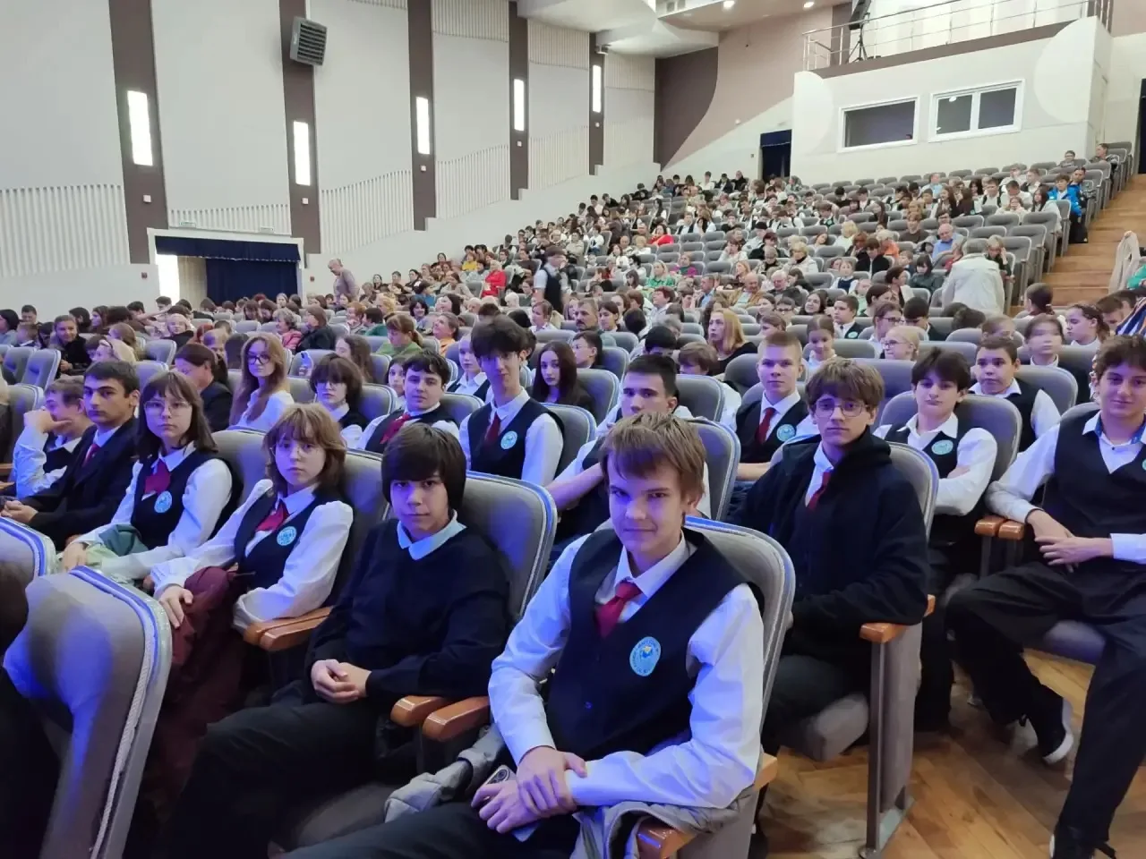 🎼 Музыкальное путешествие в Международный день музыки: 9 «В» на концерте Ульяновского ...
