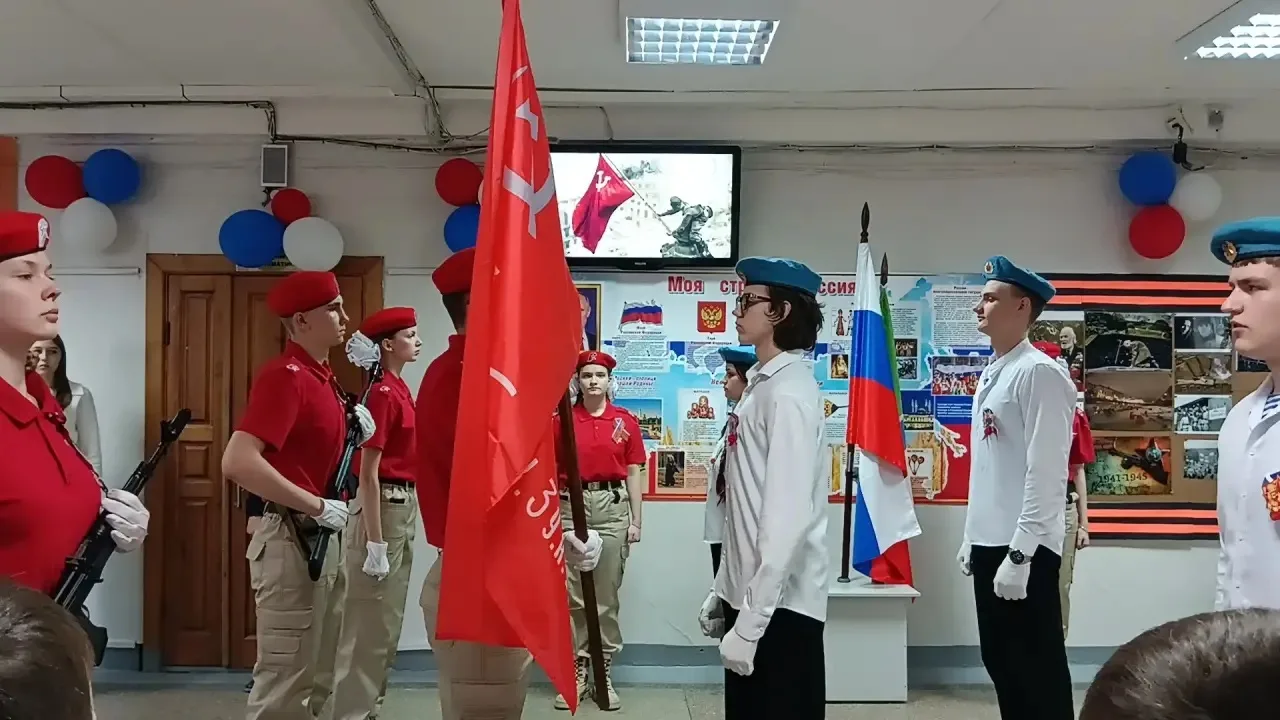 ТОРЖЕСТВЕННАЯ ЛИНЕЙКА 🇷🇺  Сегодняшняя линейка была ознаменована передачей Знамени Победы знаменной г