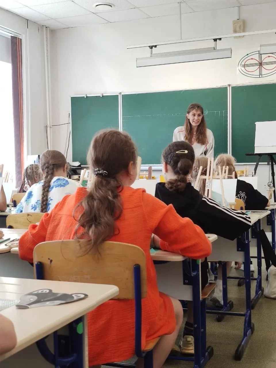 🎨 Мастер‑класс: создаём картину в пермском зверином стиле!

Еще наши ребята приняли участие в увлек