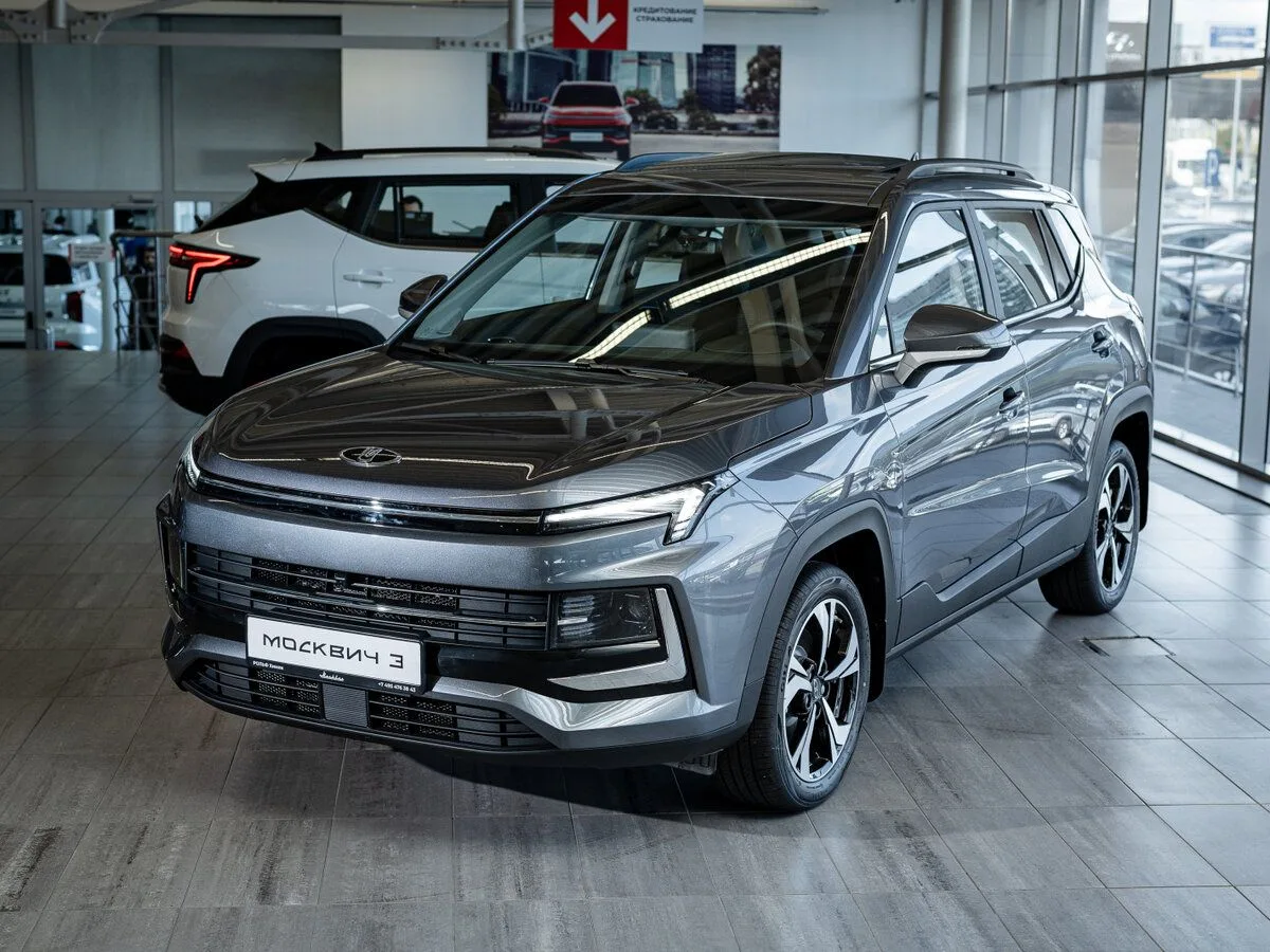 🚗💥 «Москвич 3» снова упростили: новый руль, обычный кондиционер и странная логика обновлений Ну что,