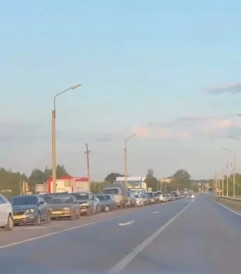 😲Камеры штрафуют водителей за ожидание бензина.