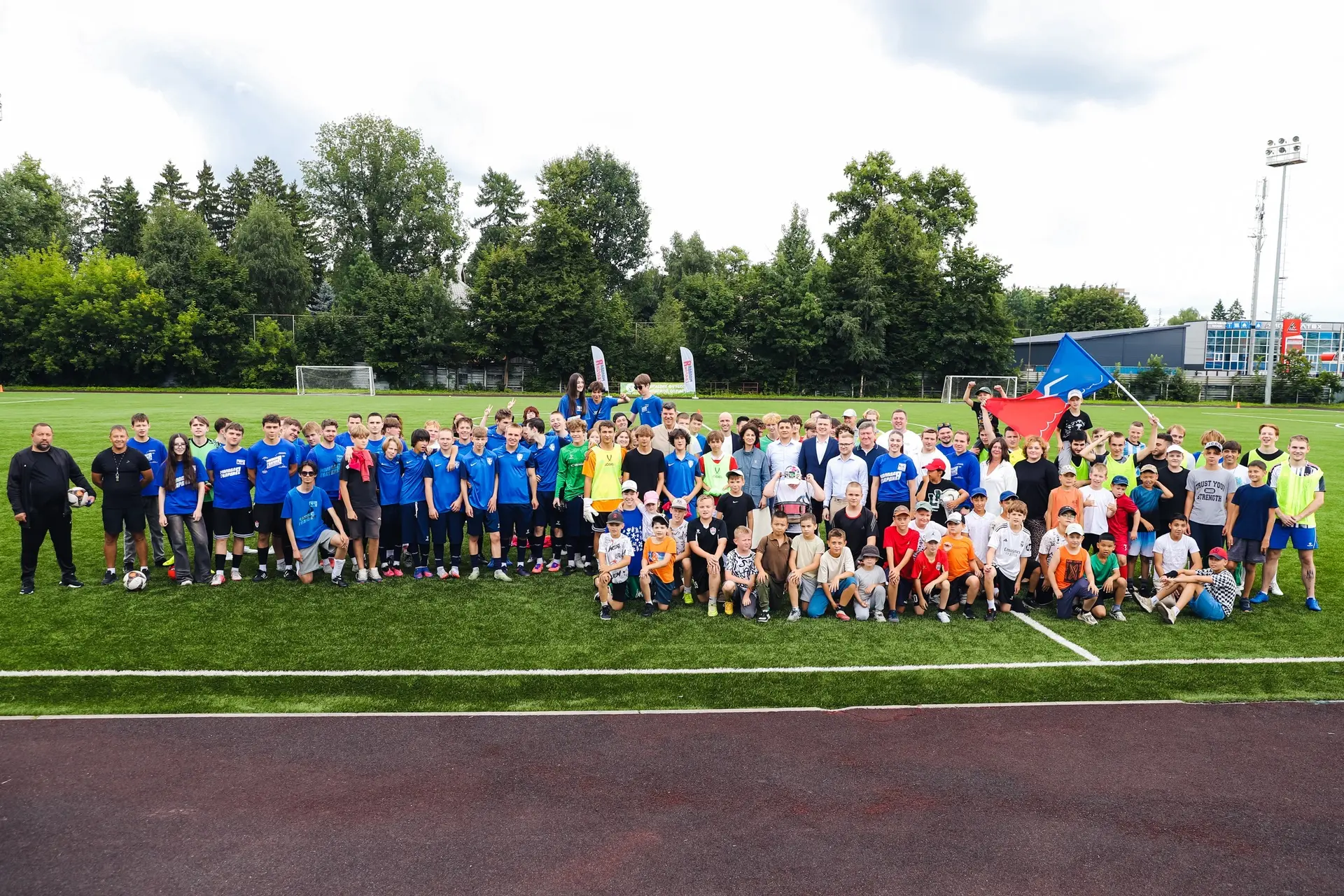 «Гвардейская машина» на поле: спорт, командный дух и победы! ⚽

В спортивном комплексе «Юность» в Сх