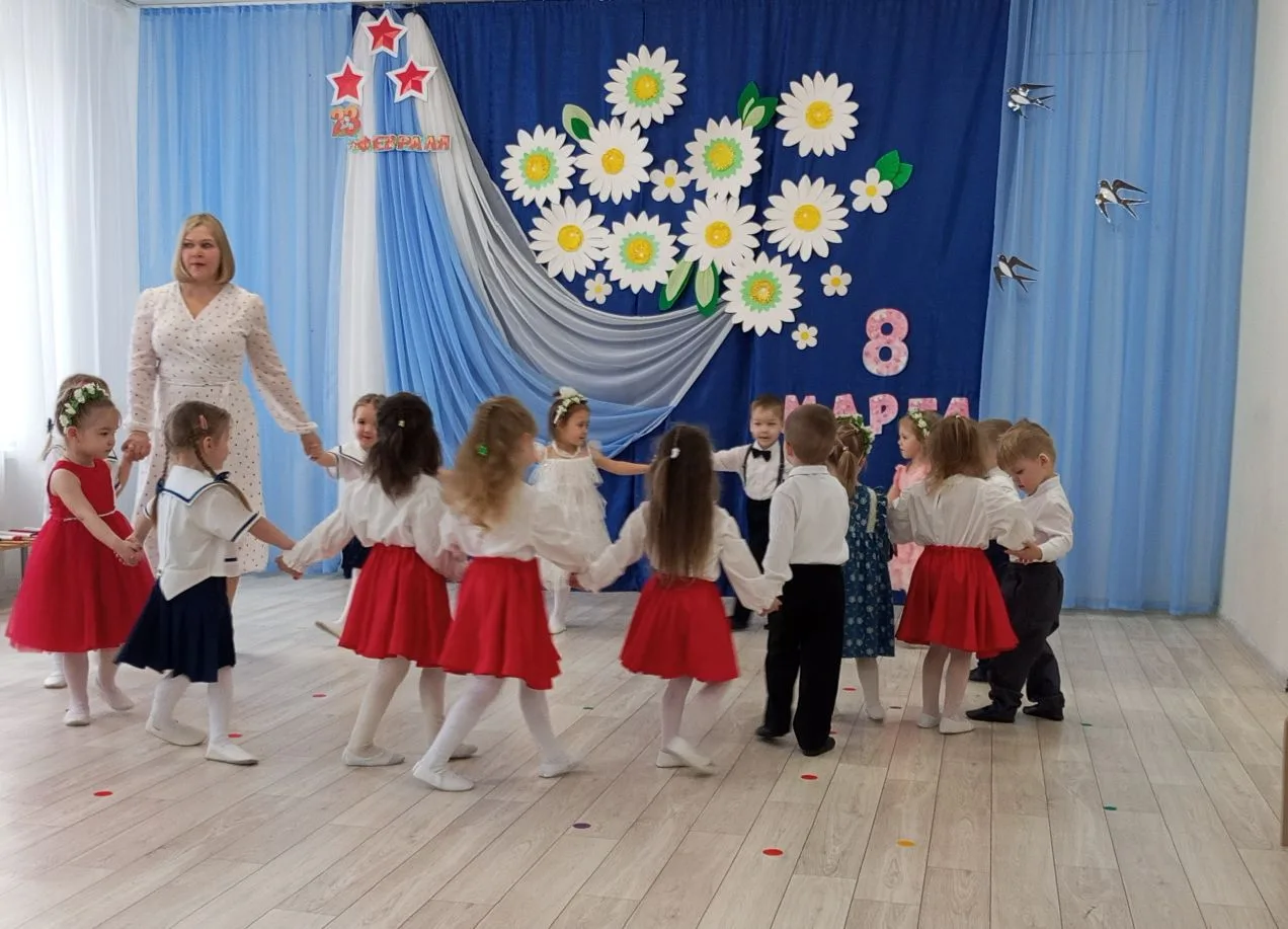 Сегодня в младшей группе прошел утренник под названием "Феврамарт", который объединил в...