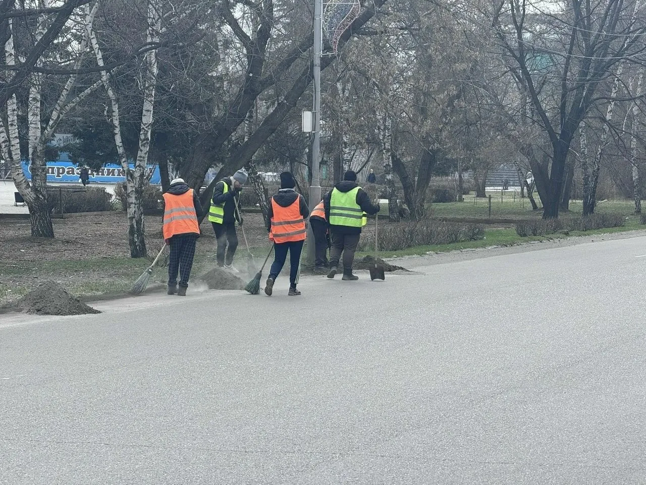 В Бийске продолжаются работы по благоустройству городских территорий и ремонту дорог ⁣ 🚜Проводится у