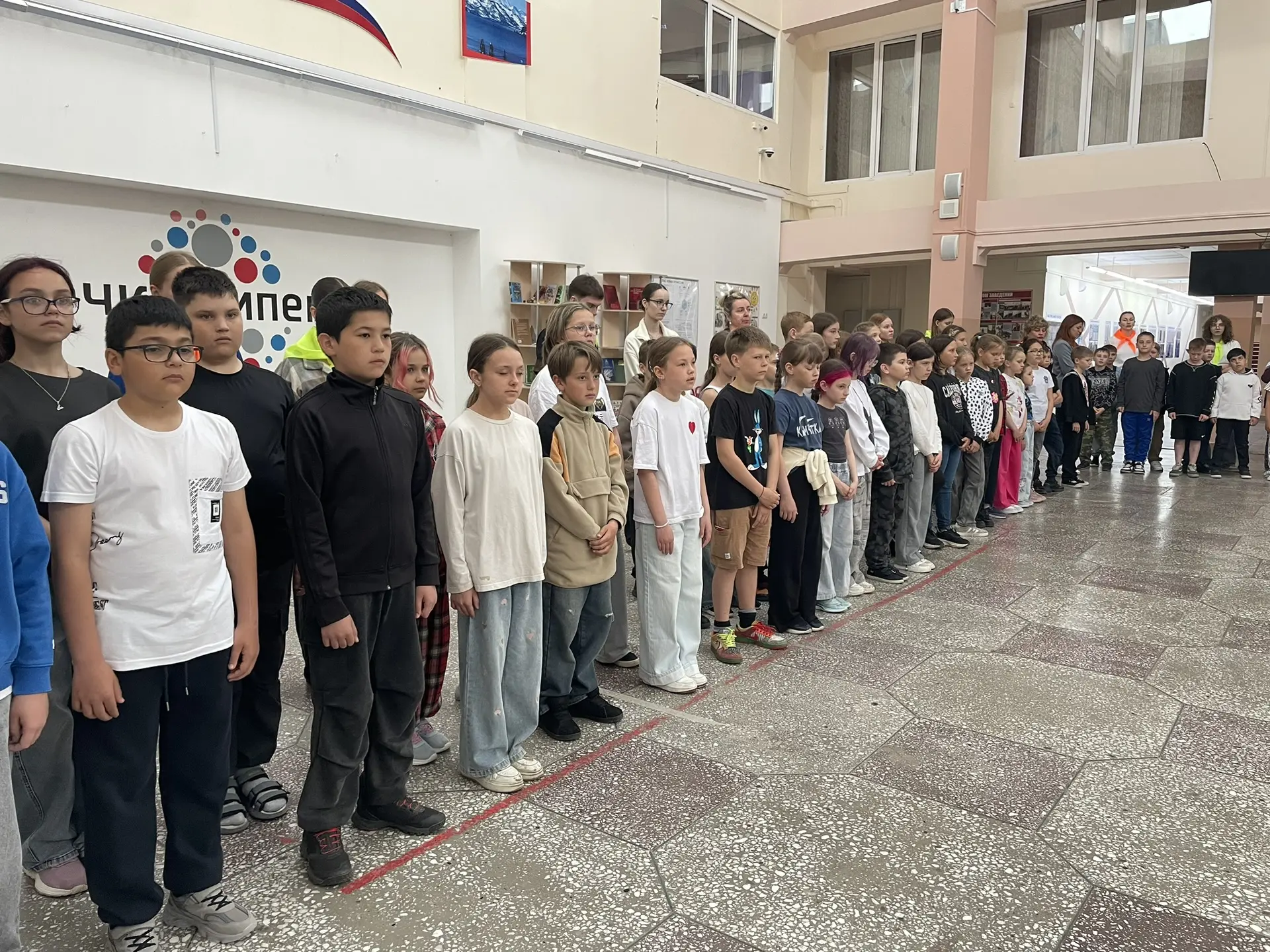Никто не забыт, ничто не забыто. 🕯️
Сегодня в нашем лагере прошла линейка, посвящённая Дню памяти и