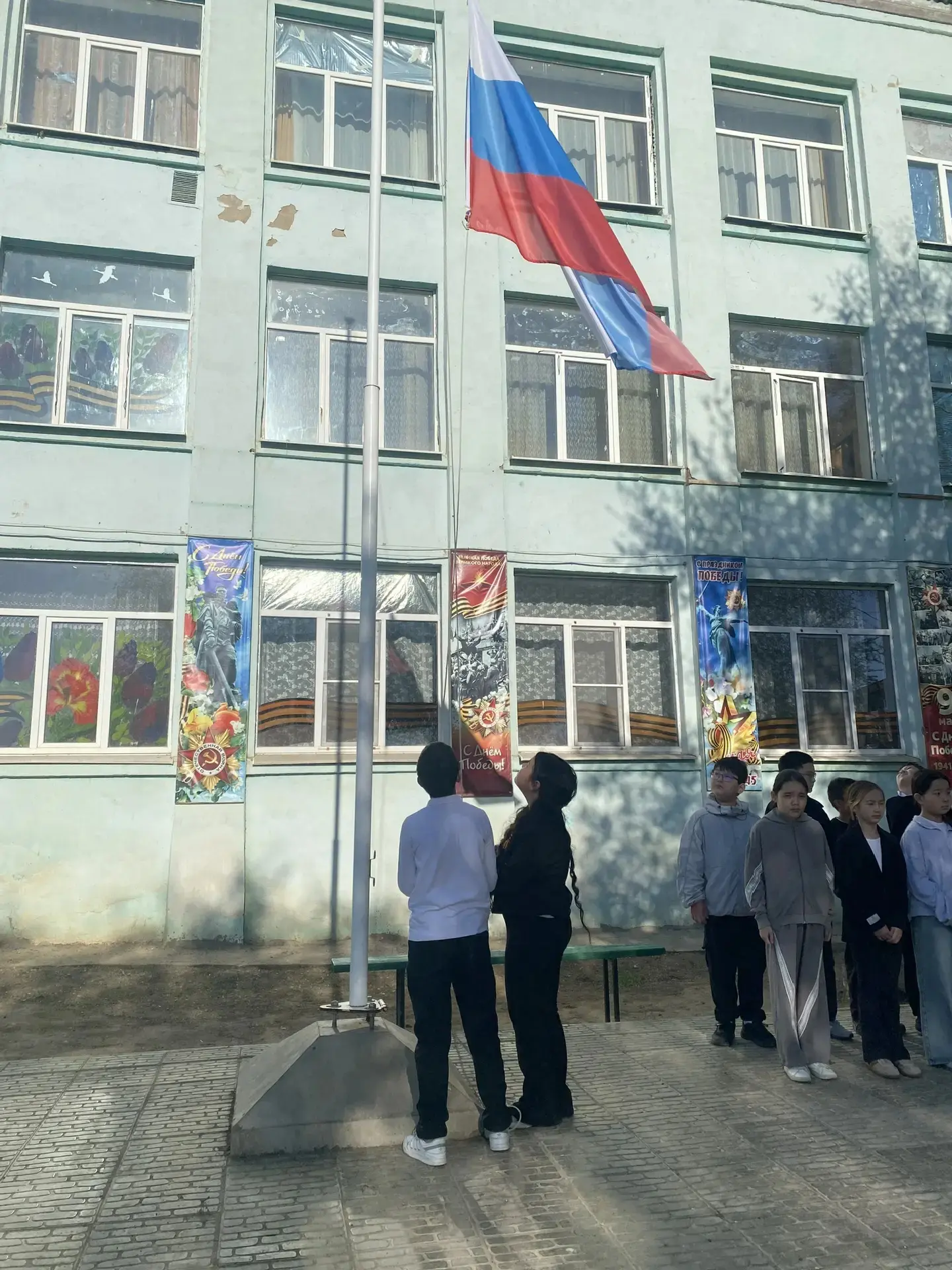 🇷🇺 В понедельник в нашей школе прошла традиционная еженедельная линейка, которая началась с поднятия