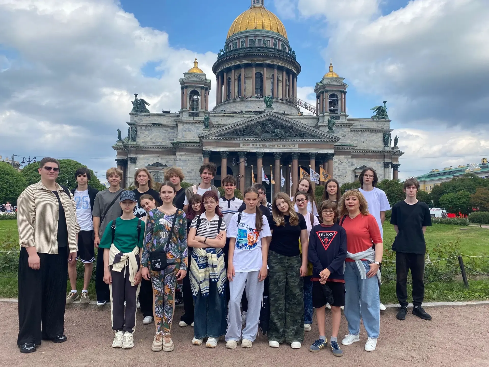 🌟 Наши гимназисты продолжают покорять Северную столицу: незабываемое путешествие в Санкт-Петербург!