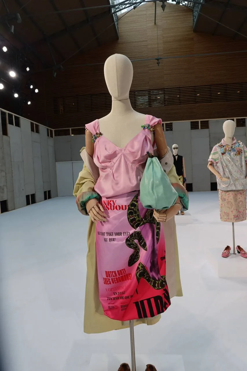 Стайл трик от Dries Van Noten: парные заколки для волос, использованные как броши на то...