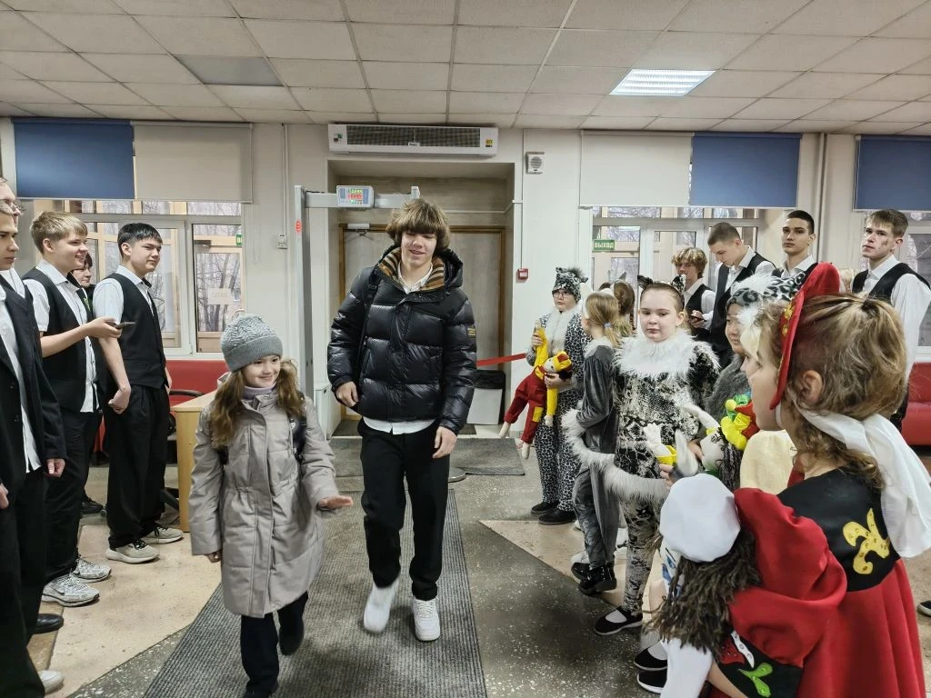 ✨ 27 марта — День театра! ✨  С самого утра в холле лицея царила настоящая творческая атмосфера! 🎭 Вс
