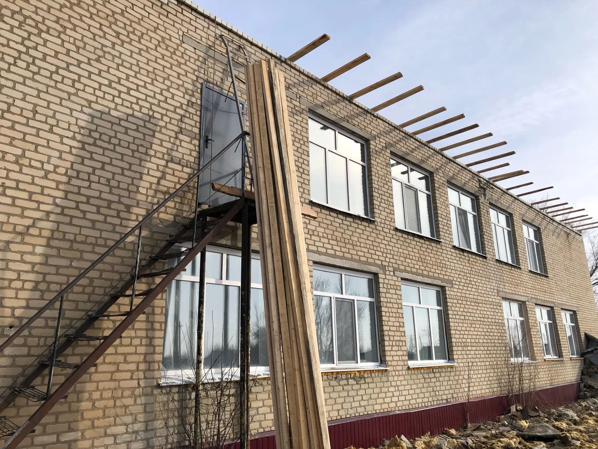 🧱 В детском саду п. Трудовик начались ремонтно-восстановительные работы кровли, поврежденной в резул
