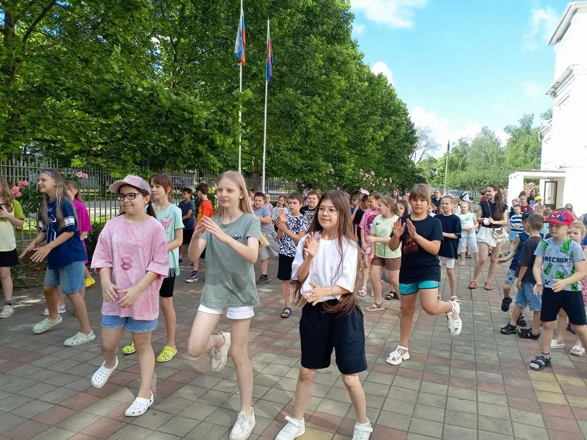 🌈 В пришкольном лагере "Радуга" прошел замечательный день доброты и этикета! 💖

Мы начали утро с з