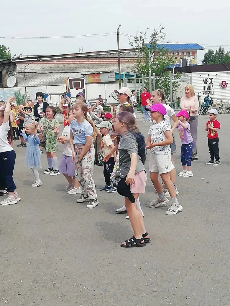 Сегодня, наши дети, были приглашены в Дом Культуры на,, Праздник детства"