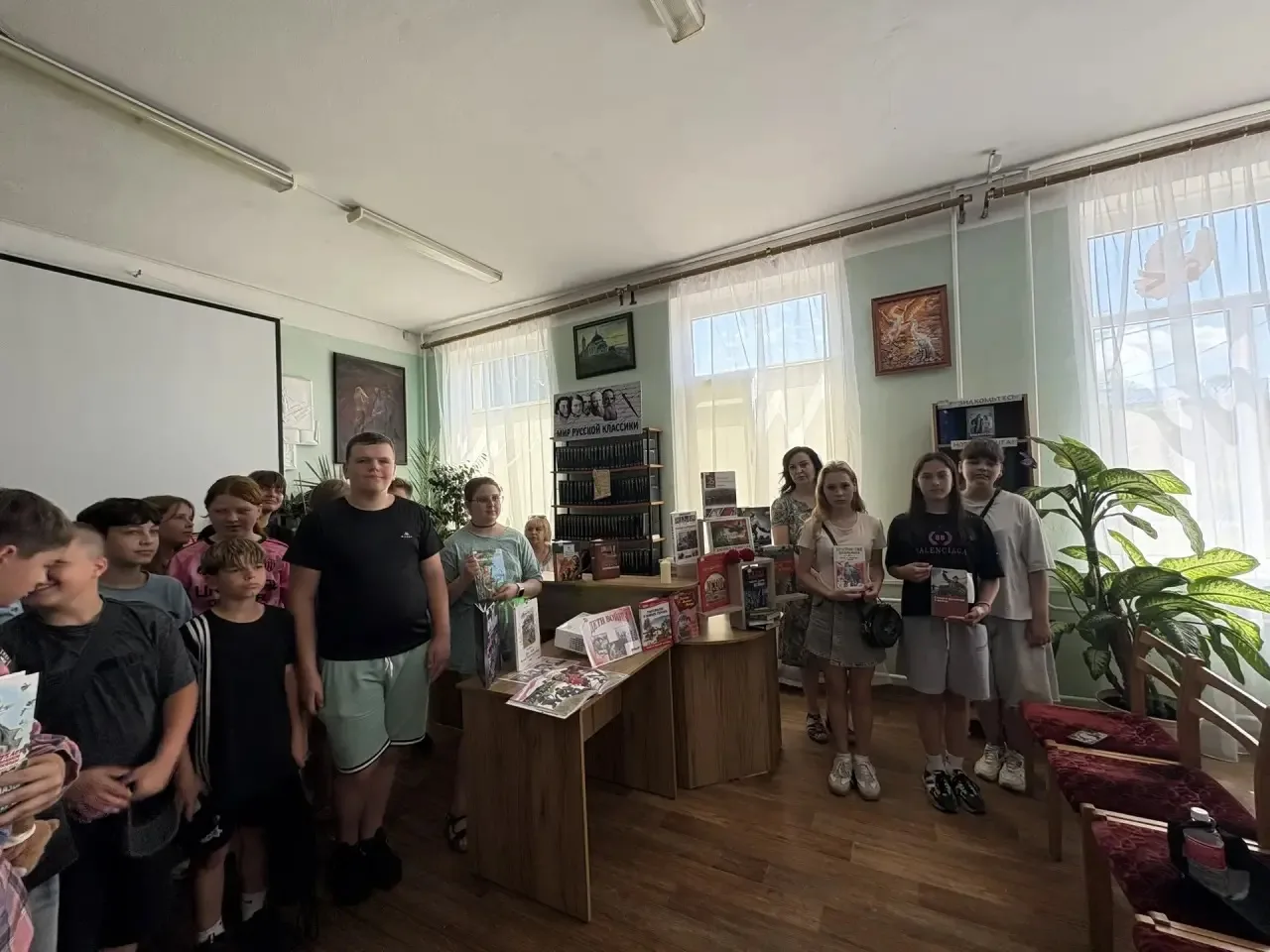 Сегодня отряд «Дружный» с ответственной миссией посетил библиотеку им. Лермонтова. В преддверии Дня 