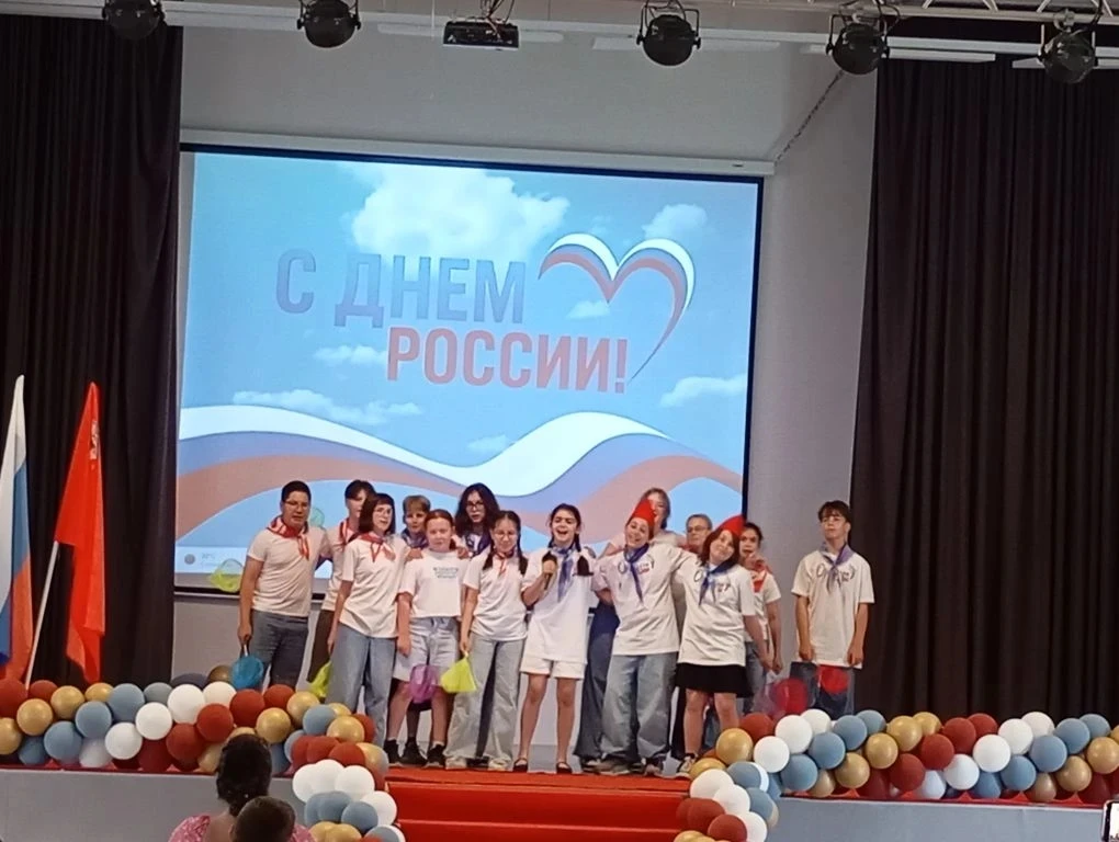 🇷🇺 Наша сила  в единстве! 
В нашей школе состоялся праздничный концерт ко Дню России 🇷🇺

Сегодня