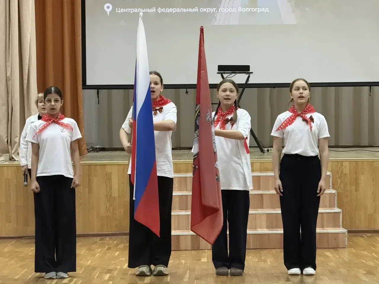 🌟 Торжественное начало дня!  Сегодняшний учебный день в нашей школе начался с особой церемонии — тор