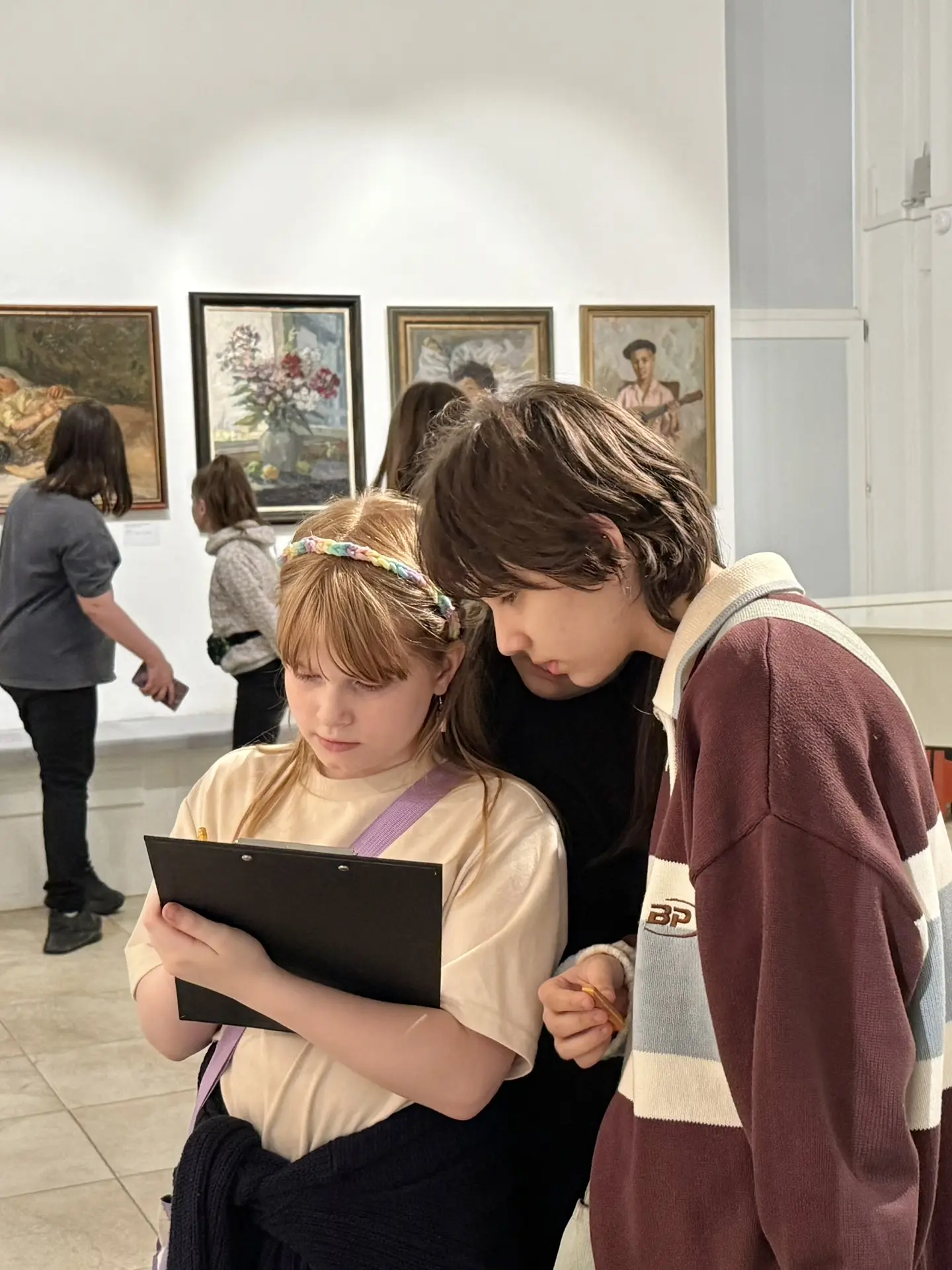 🖼️ Вдохновение из прошлого  Ученики художественного класса отправились на экскурсию в галерею «Беляе