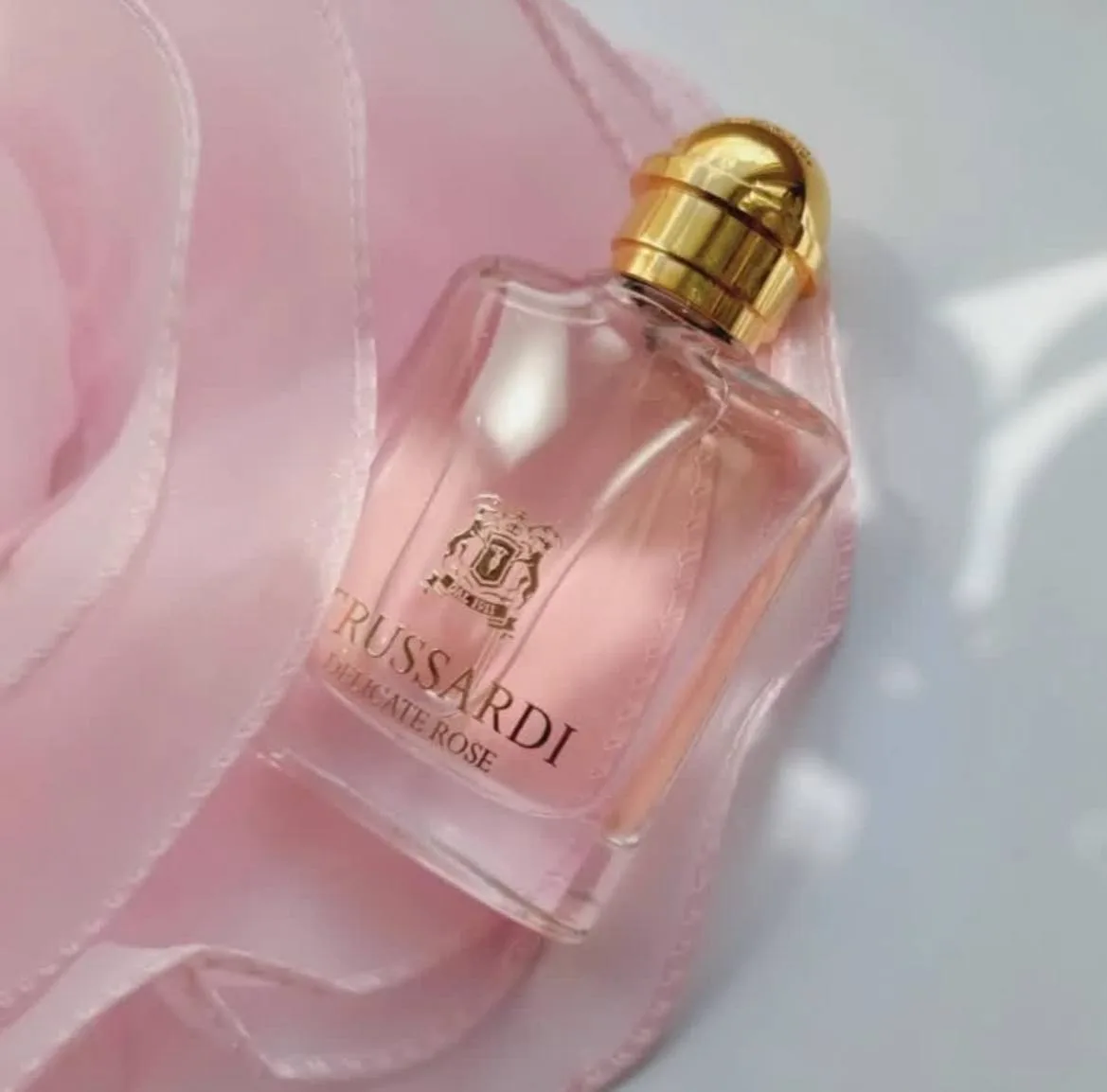 Trussardi Delicate Rose открывается начальными нотами сандала, кедра и мускуса, которые...