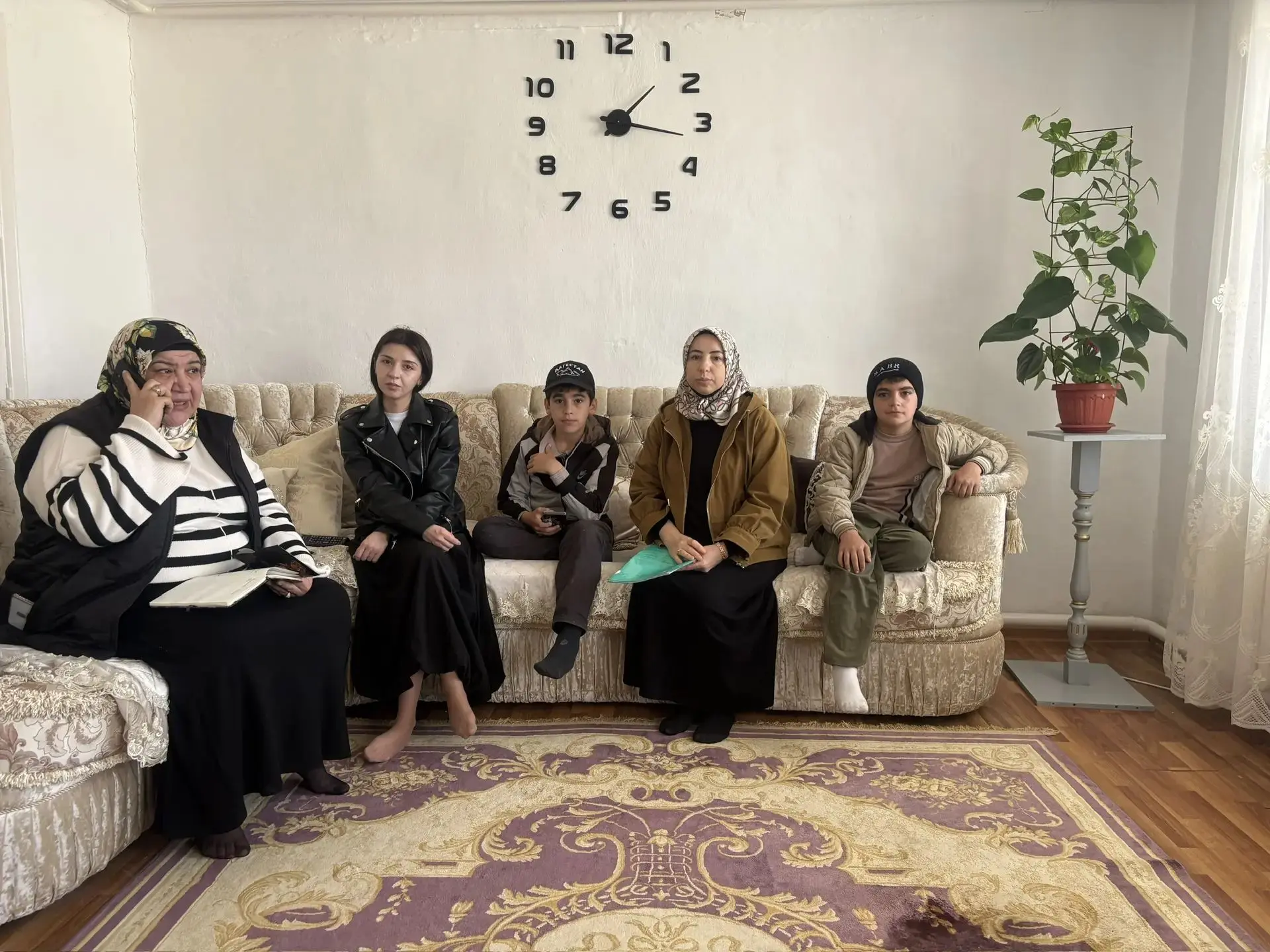 Психолог ОСОДДСД Зарипат Темирханова совместно с старшим специалистом органов опеки и п...