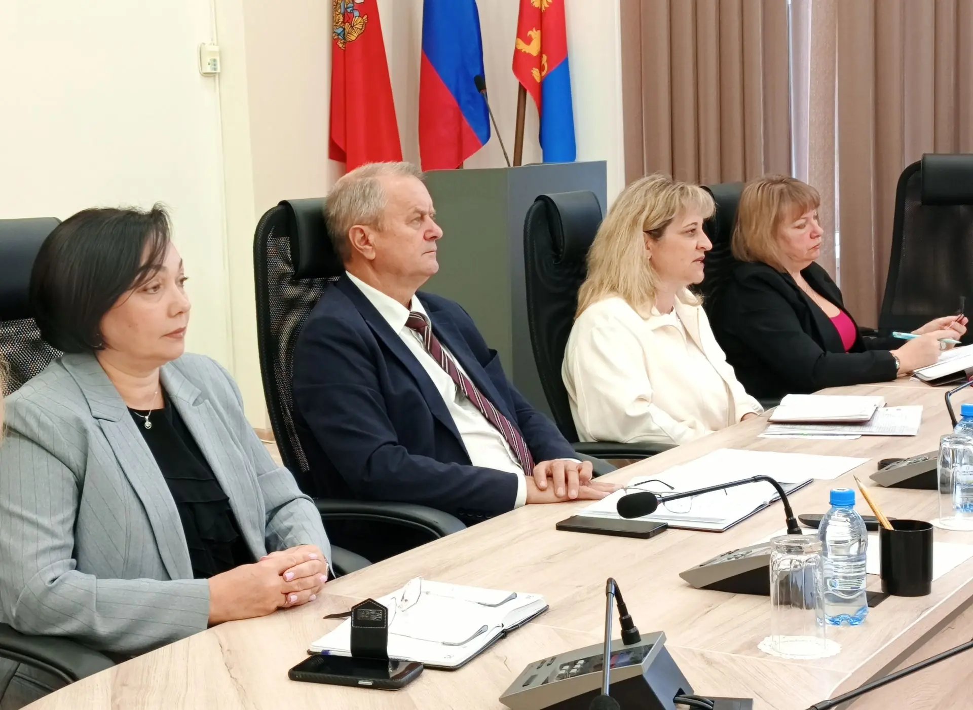 Глава Емельяновского округа Александр Походин провел еженедельное аппаратное совещание,...