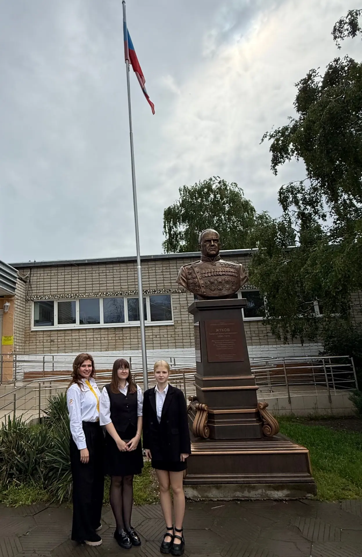 🇷🇺 Понедельник в гимназии — и сразу с особой торжественностью! 🎓  Сегодня мы начинаем последнюю учеб