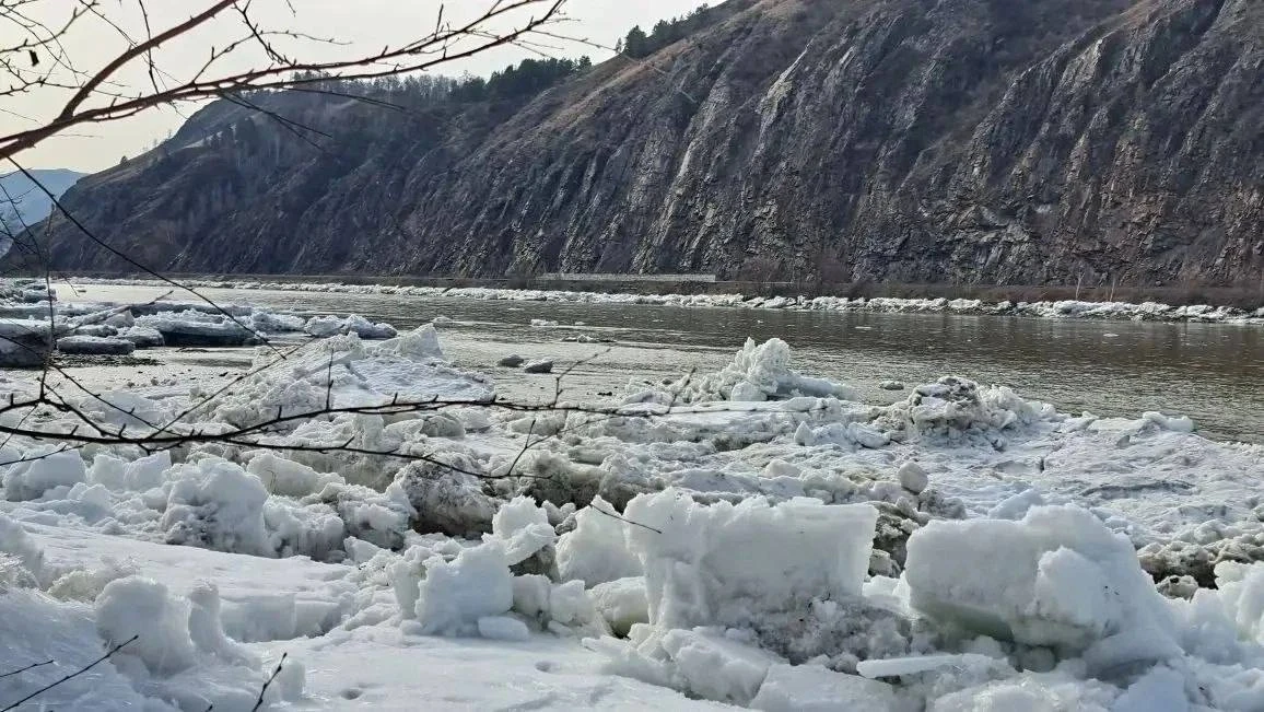 🧊‎Ледовое поле на реке Абакан в Абазе стоит, не хватает уровня воды, чтобы его сдвинуть- сейчас он н