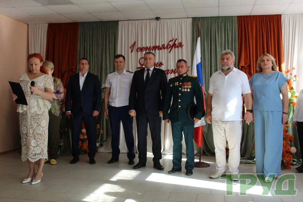 КАМЕНСКИХ ПЕРВОКЛАССНИКОВ ПРИНЯЛИ В ДРУЖНУЮ ШКОЛЬНУЮ СЕМЬЮ