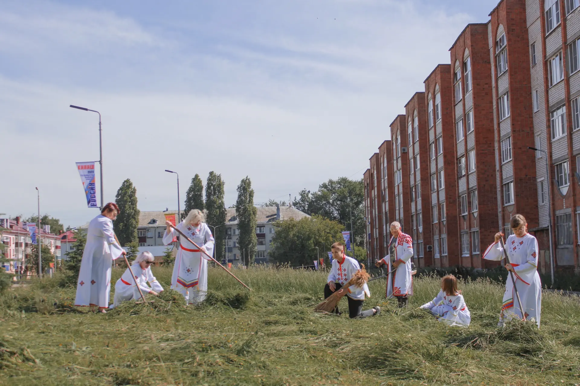 🌾 Благоустройство с душой: итоги трудового дня!

Забудьте о привычных репетициях! Наши работники см
