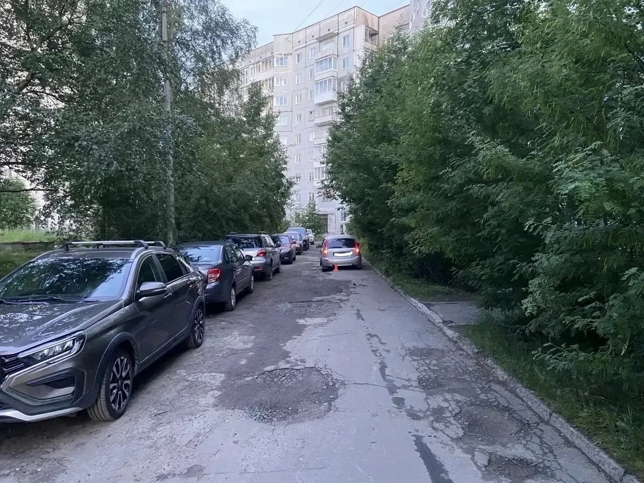 20.06.2026, в 21:30, во дворовой территории д. 11 по б-ру Строителей, водитель 1999 г.р., управляя а