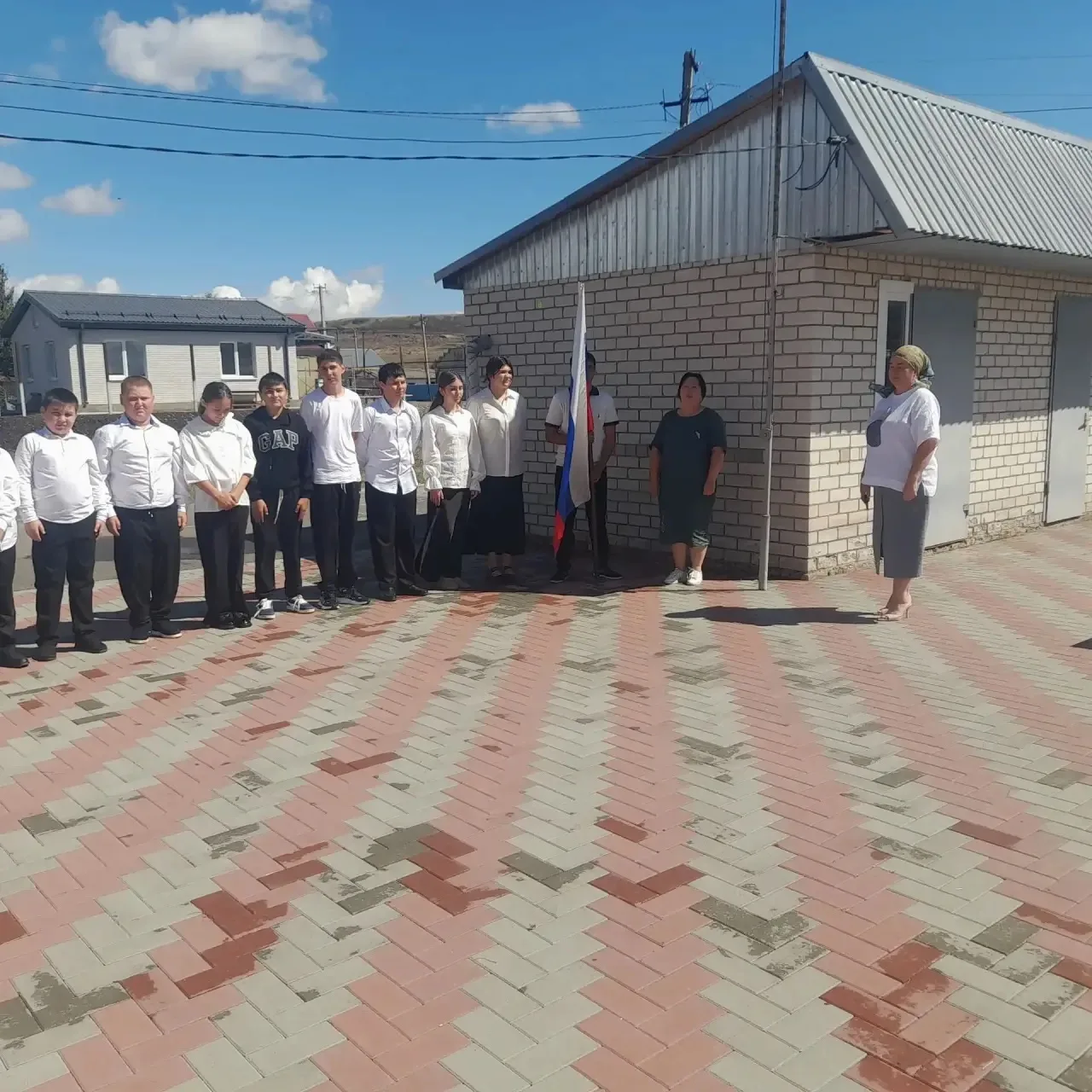 🇷🇺Каждый понедельник в нашей школе проводится линейка с выносом флага и исполнением г...