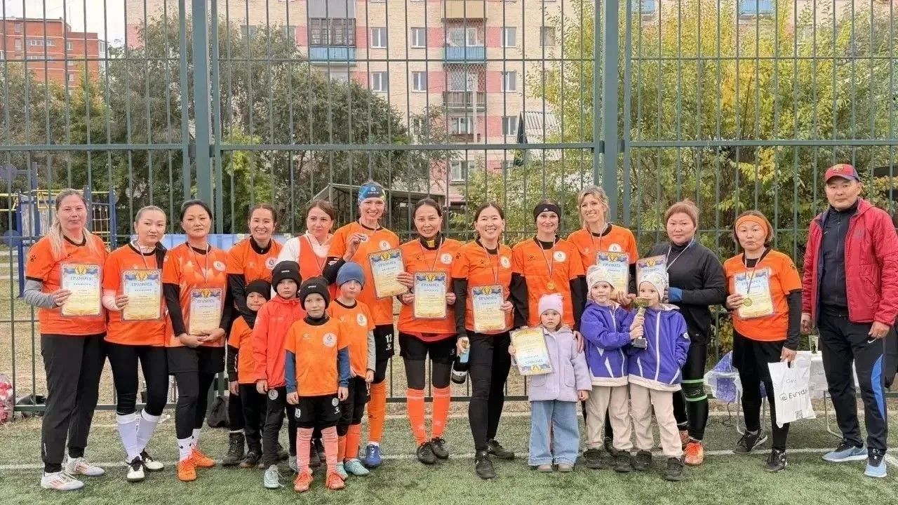 В Улан‑Удэ 27 сентября ярко и эмоционально прошёл турнир «Футбольные мамы»: на поле спо...