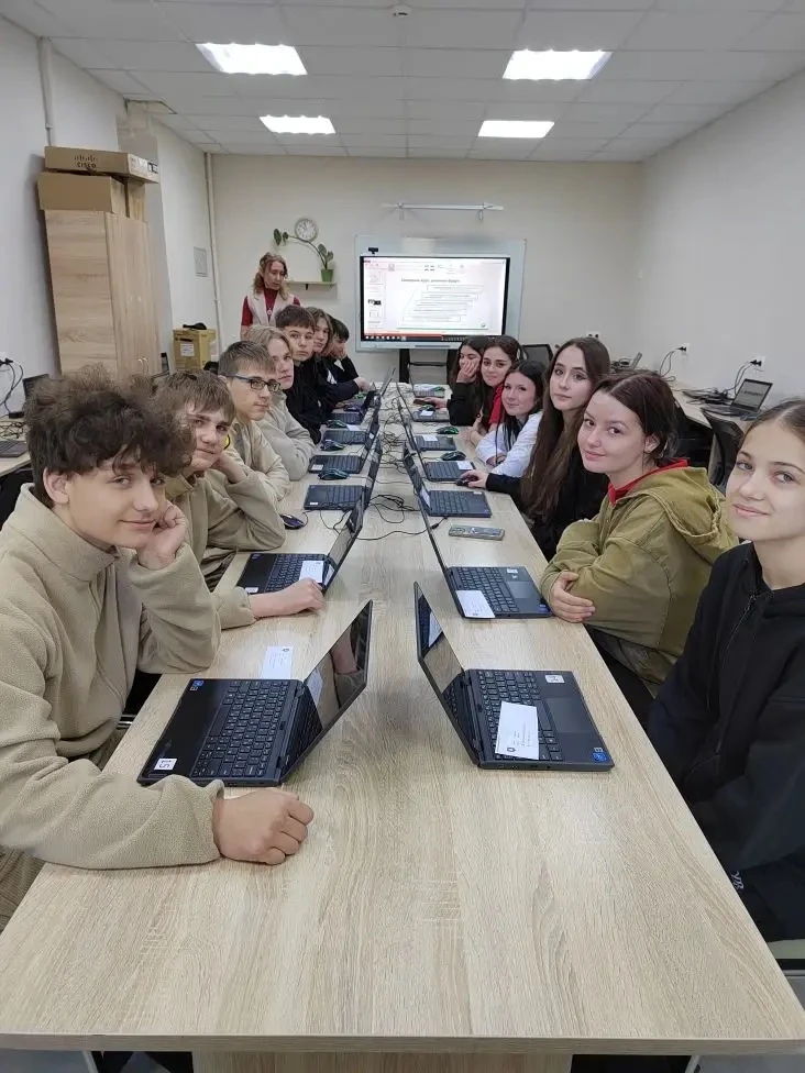 Кем быть? А давайте попробуем дизайн! 🧑‍💻✨  9-е классы закрыли неделю профориентации мощным мастер-к