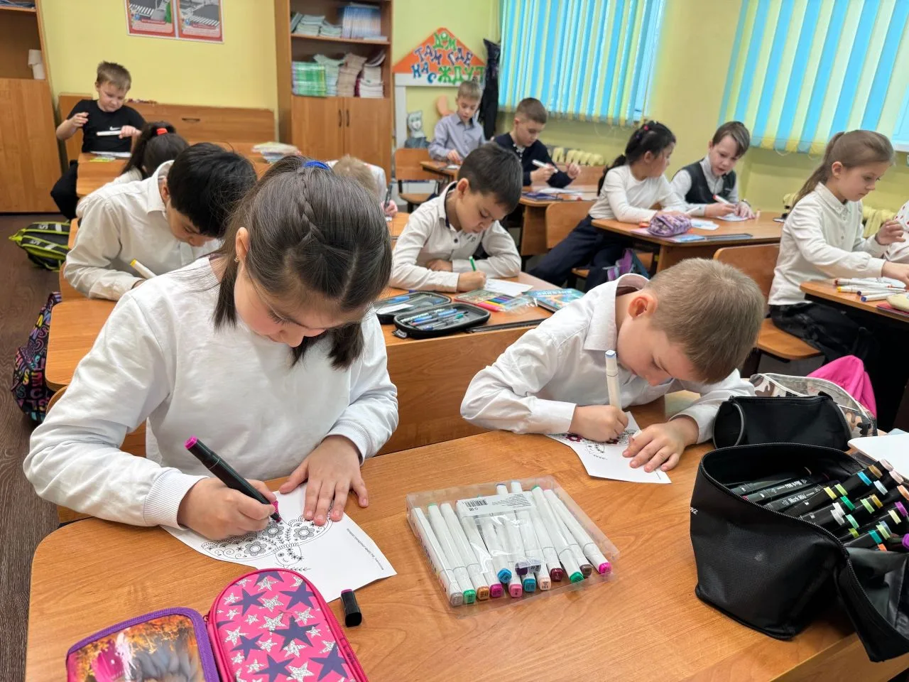🕊️ Маленькие ласточки большой страны     Сегодня на уроке ИЗО во 2Д классе было особенно интересно! 