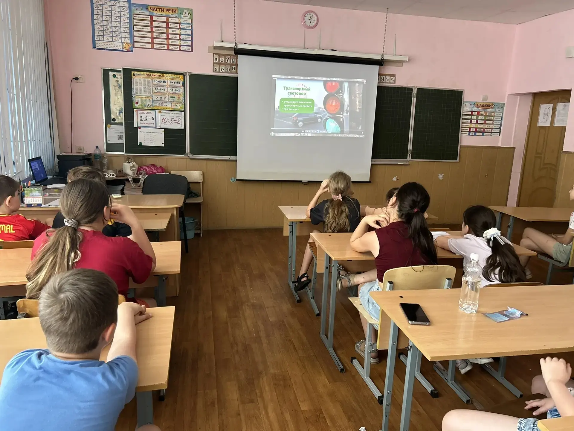 В школьном лагере "Улыбка" проходит акция "Лето без ДТП". Ребятам показали фильм, напомнили о правил