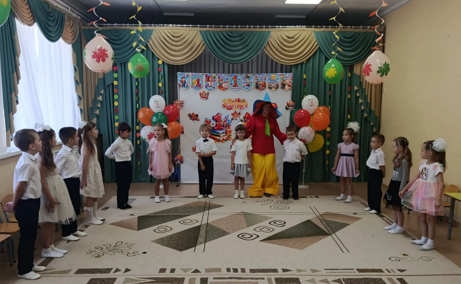 Сегодня в нашем детском саду прошёл праздник День знаний! Ребята весело играли, танцева...
