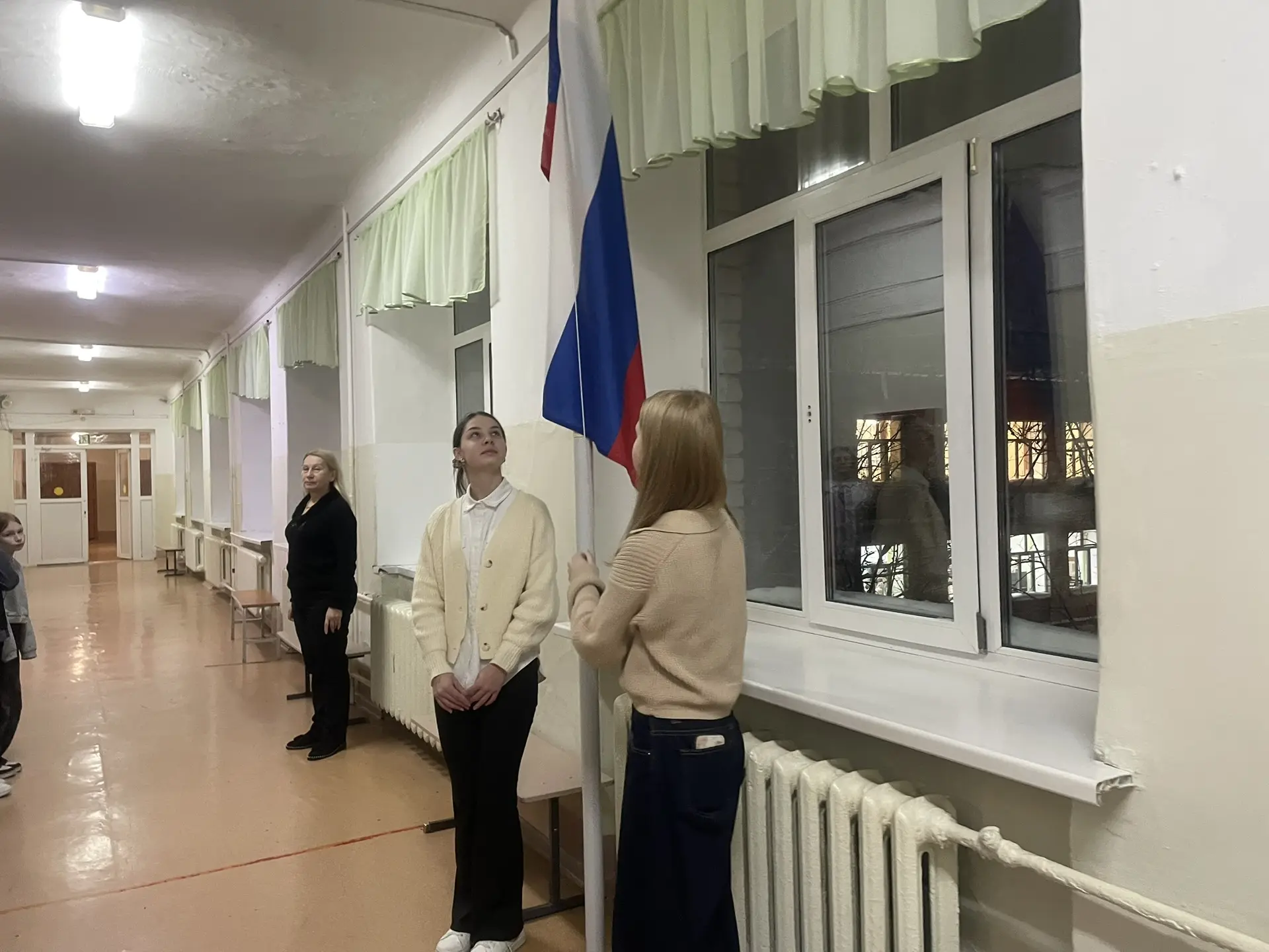 🇷🇺 Сегодня в нашей школе прошла традиционная торжественная линейка, посвященная поднятию государстве