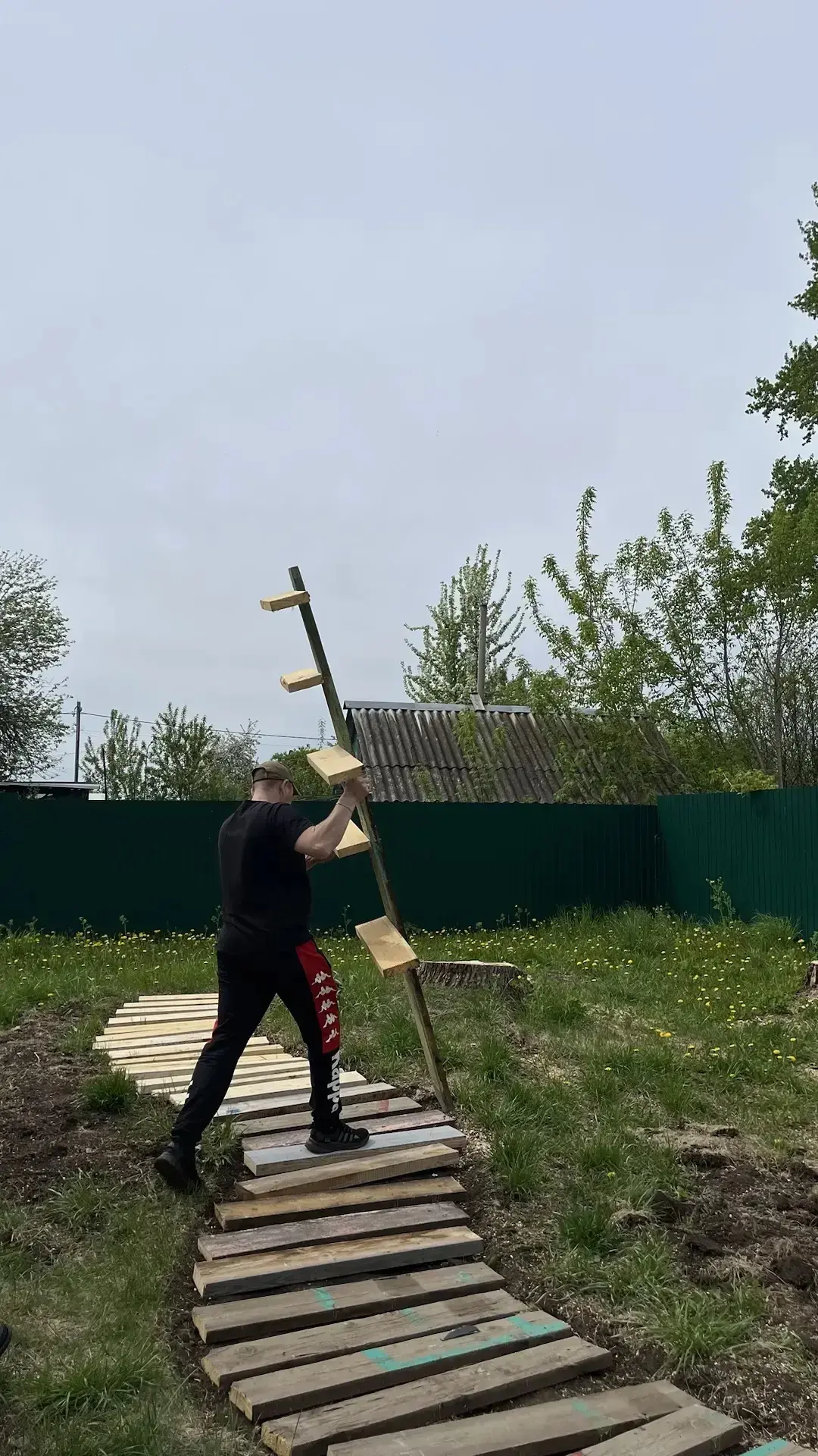 Сотрудники нашего детского сада активно готовятся к летнему периоду! ☀️🌾