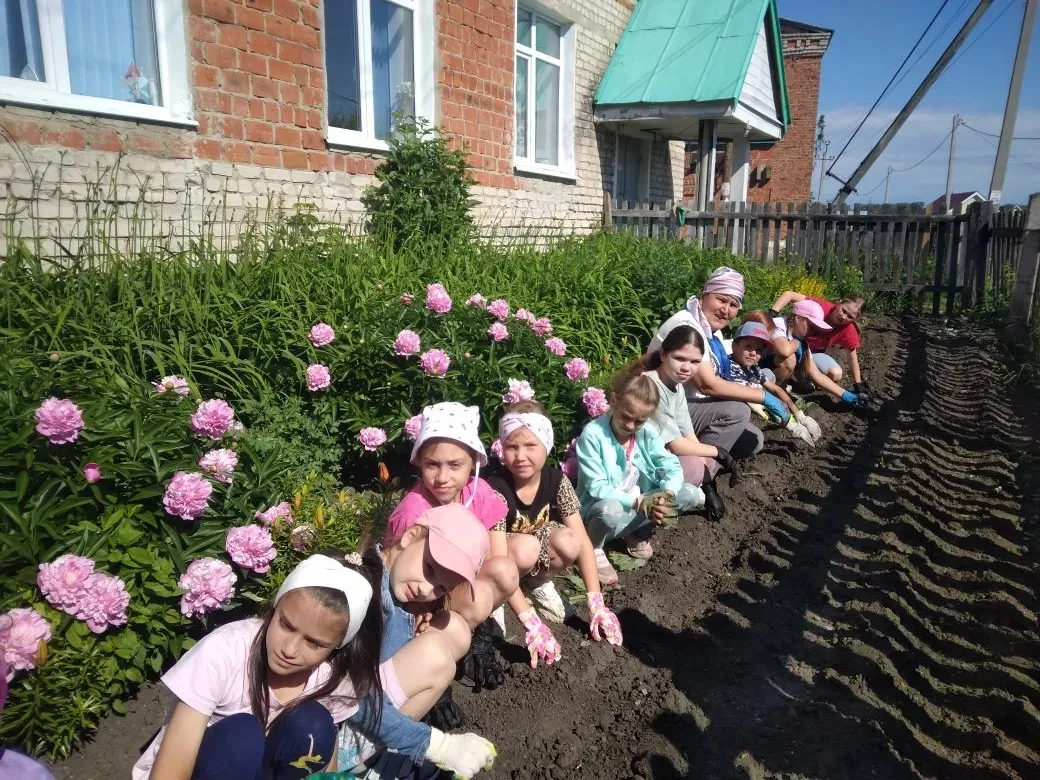 Сегодня в пришкольном оздоровительном лагере «Ровесники» кипит работа! Юные помощники с...