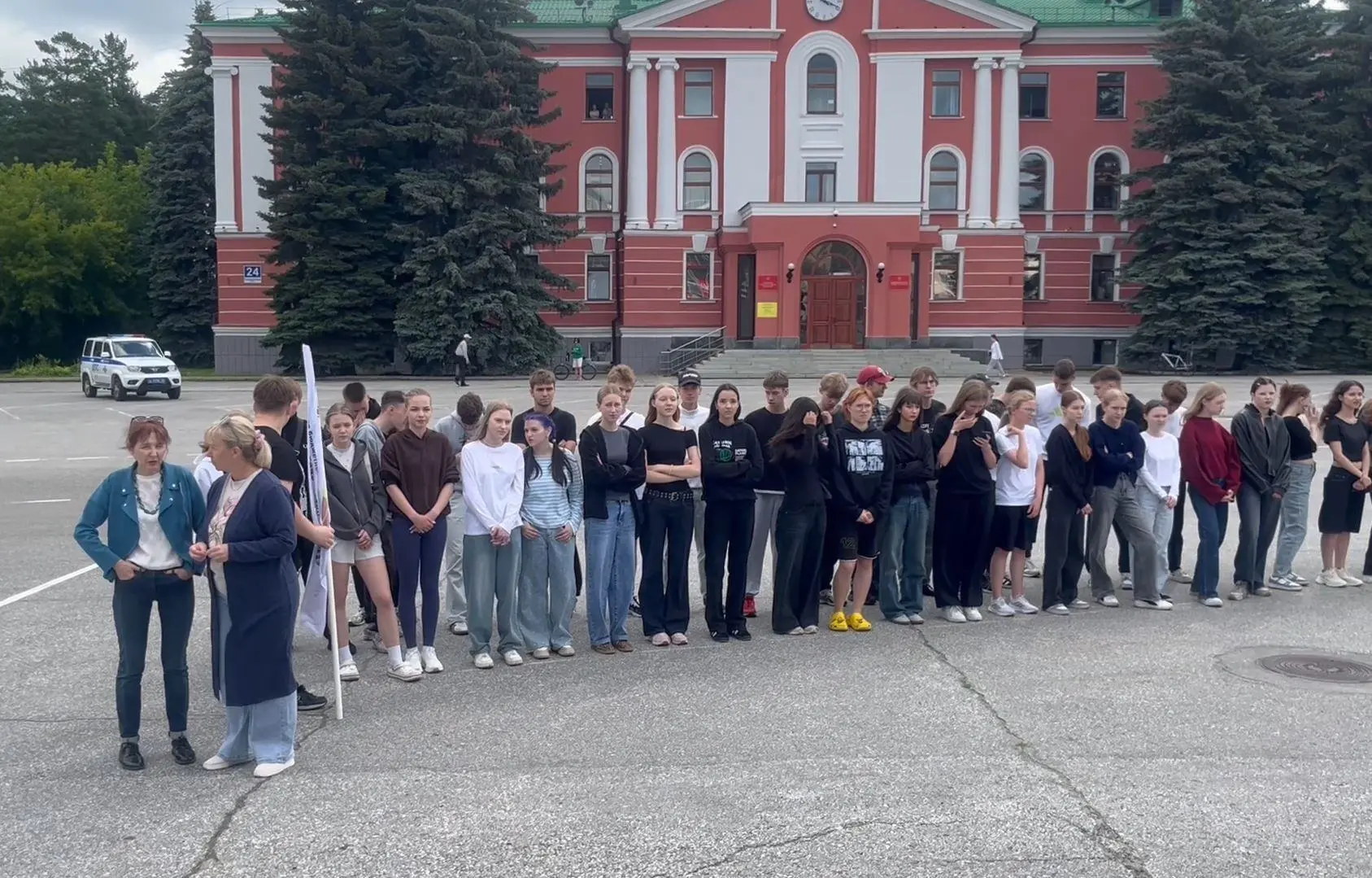 266 юношей и девушек выйдут на центральную площадь Снежинска 26 июня. В этом году общег...