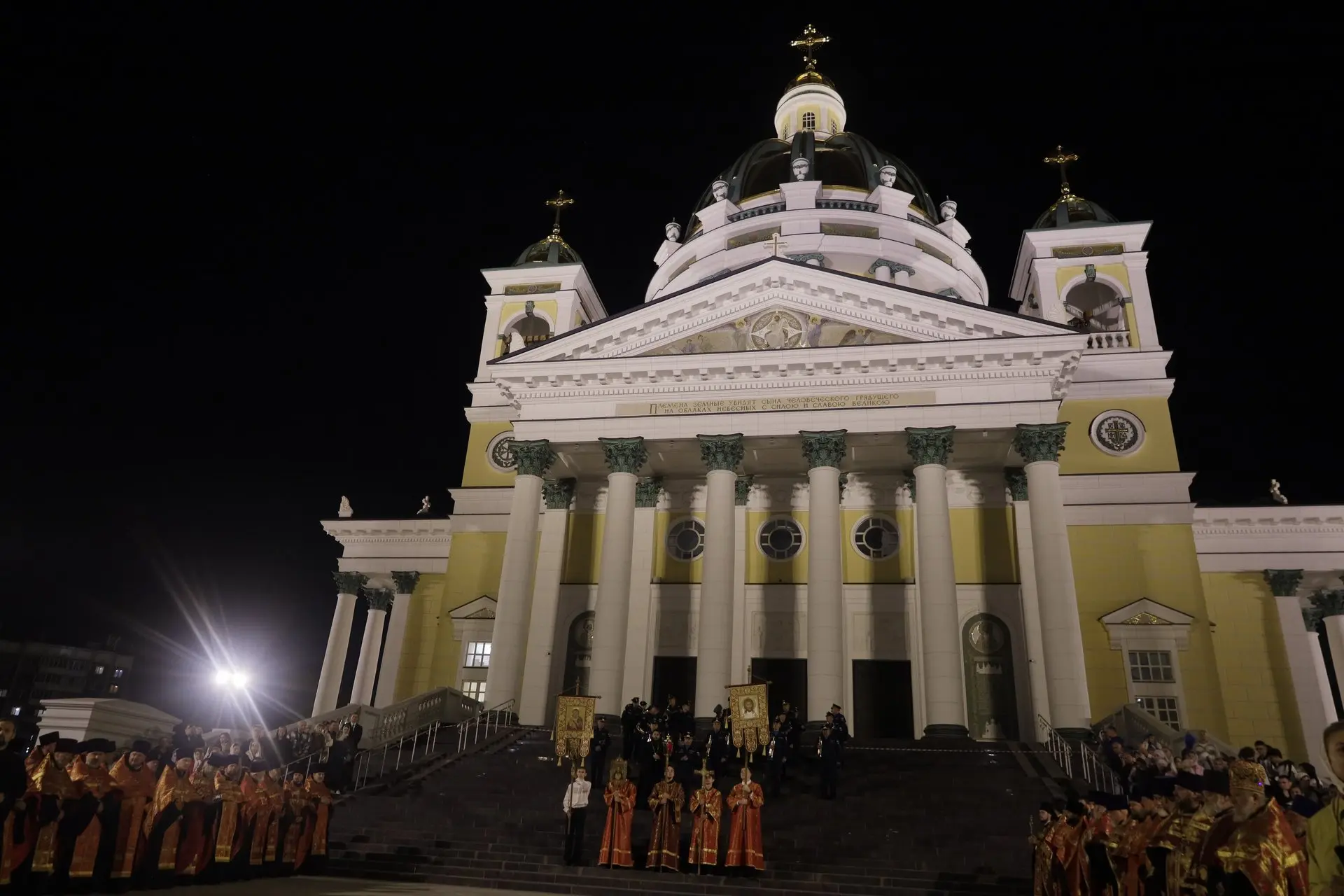 Верующие собрались у собора Рождества Христова в Челябинске, чтобы встретить мощи святи...