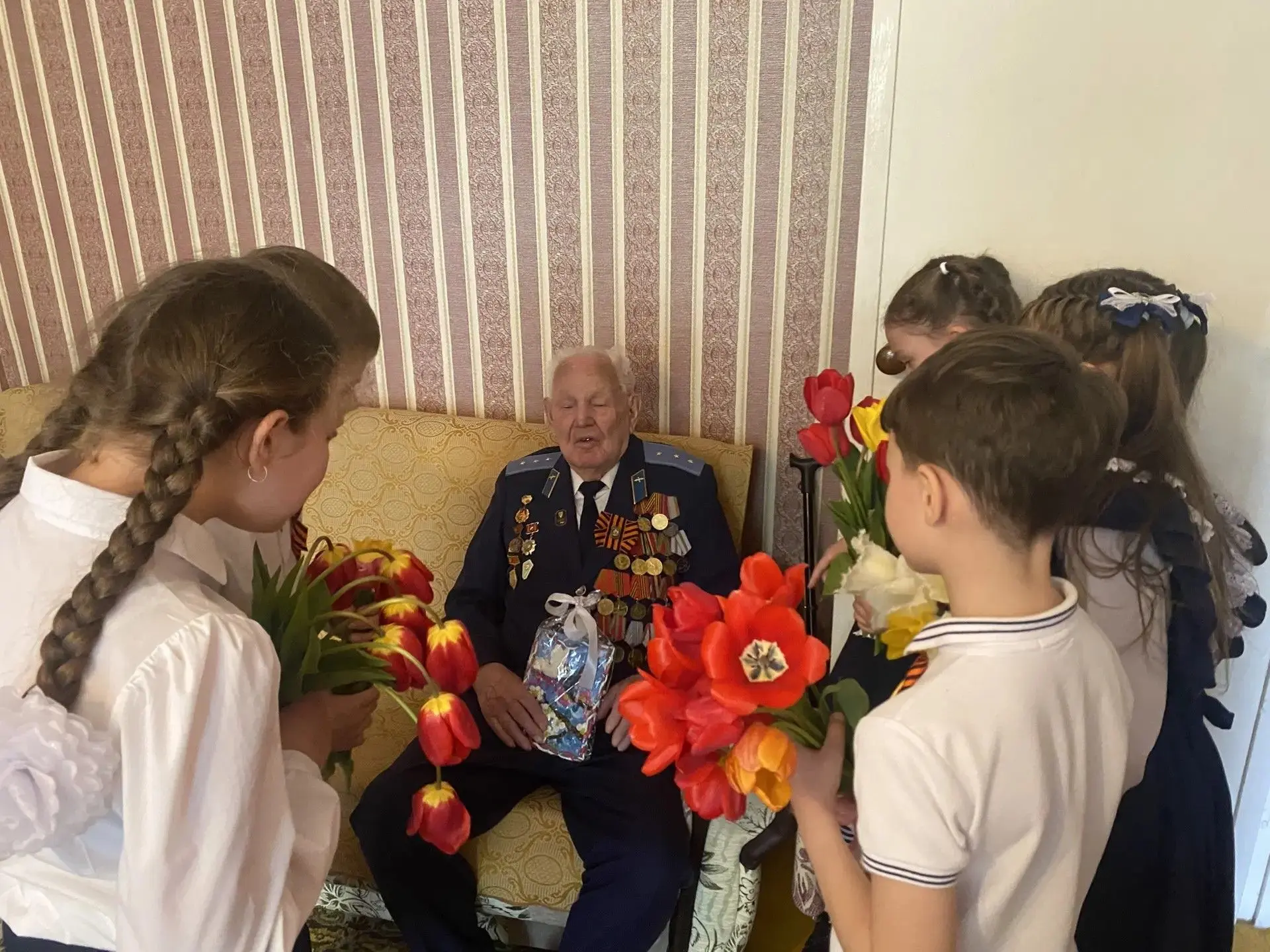 День Победы глазами детей: Как ученики 3А класса подарили радость ветерану. Ученики 3 "А" класса пос