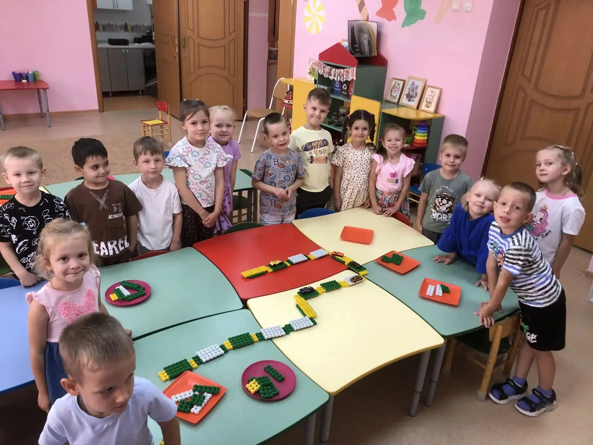 Сегодня наши ребята из группы «Карамельки» осваивали конструктор «Фанкластик».